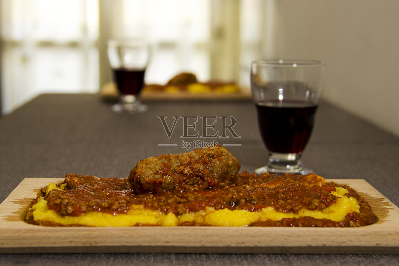 桌上的玉米粥照片摄影图片