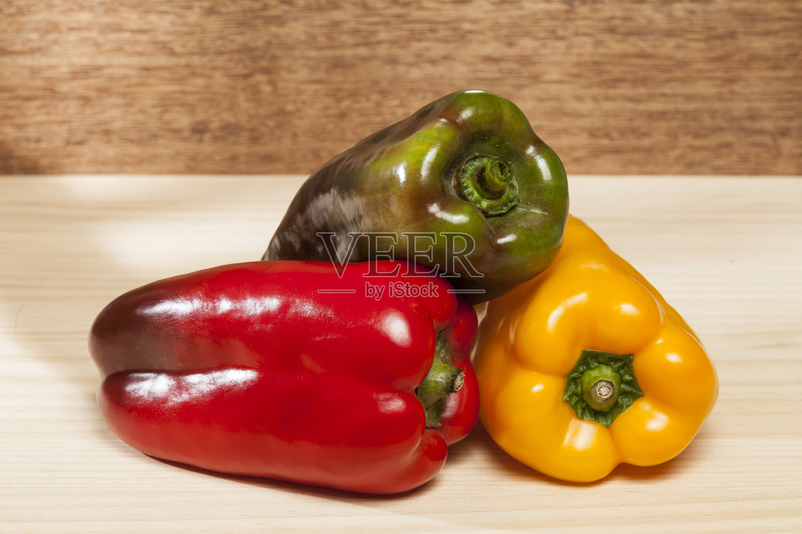 辣椒——健康食品;三种颜色的甜椒:红色、黄色和绿色。照片摄影图片