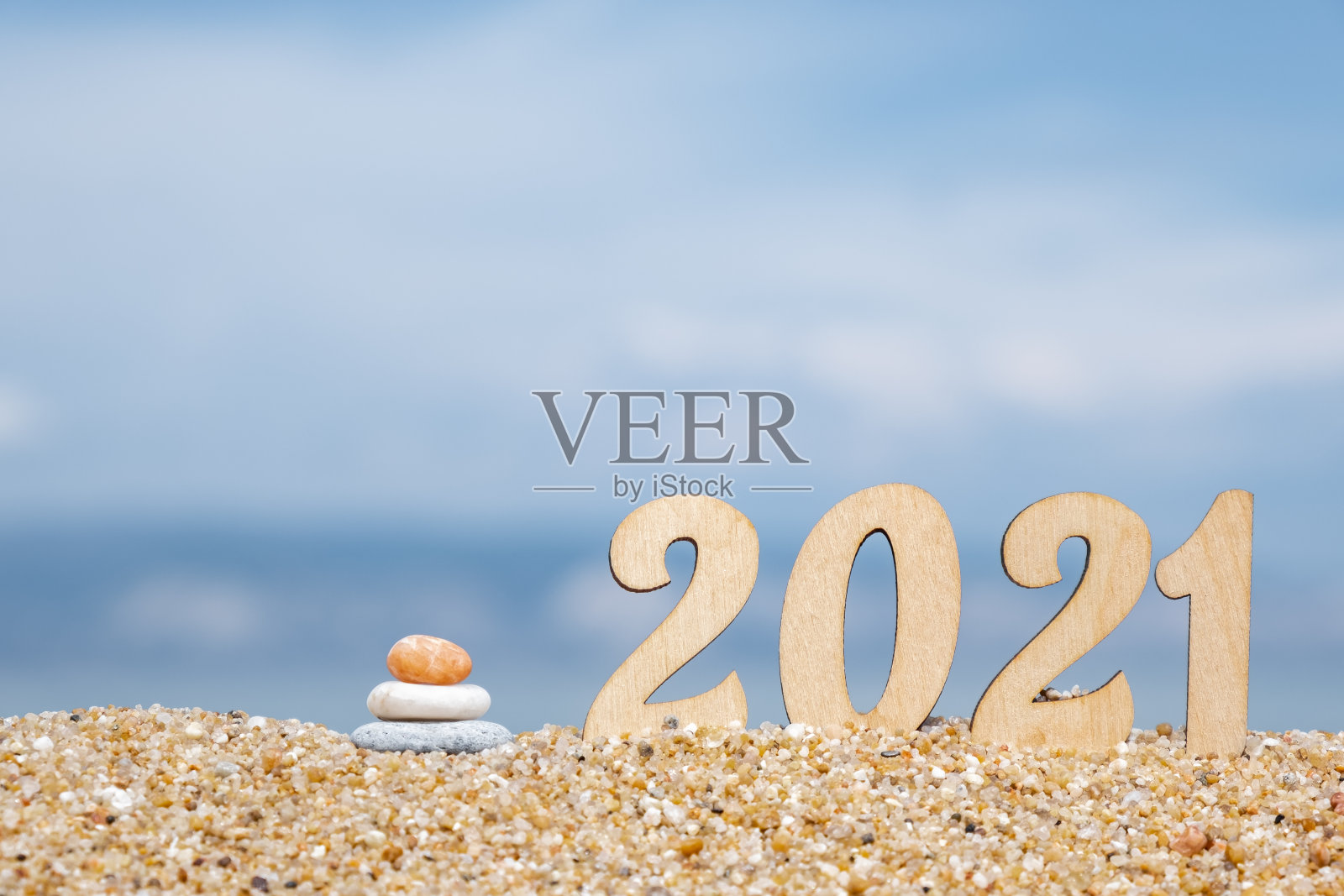 有创意的圣诞贺卡。2021年的新年数字是在海边的一个石碑上。有选择性的重点。副本的空间。照片摄影图片