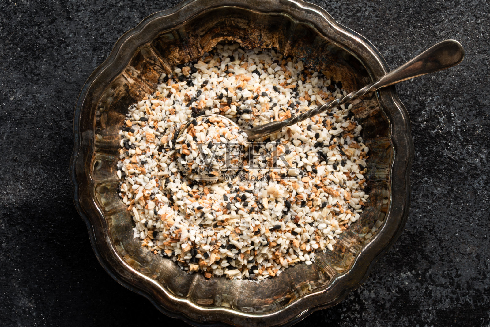 碗里的百吉饼调味料照片摄影图片