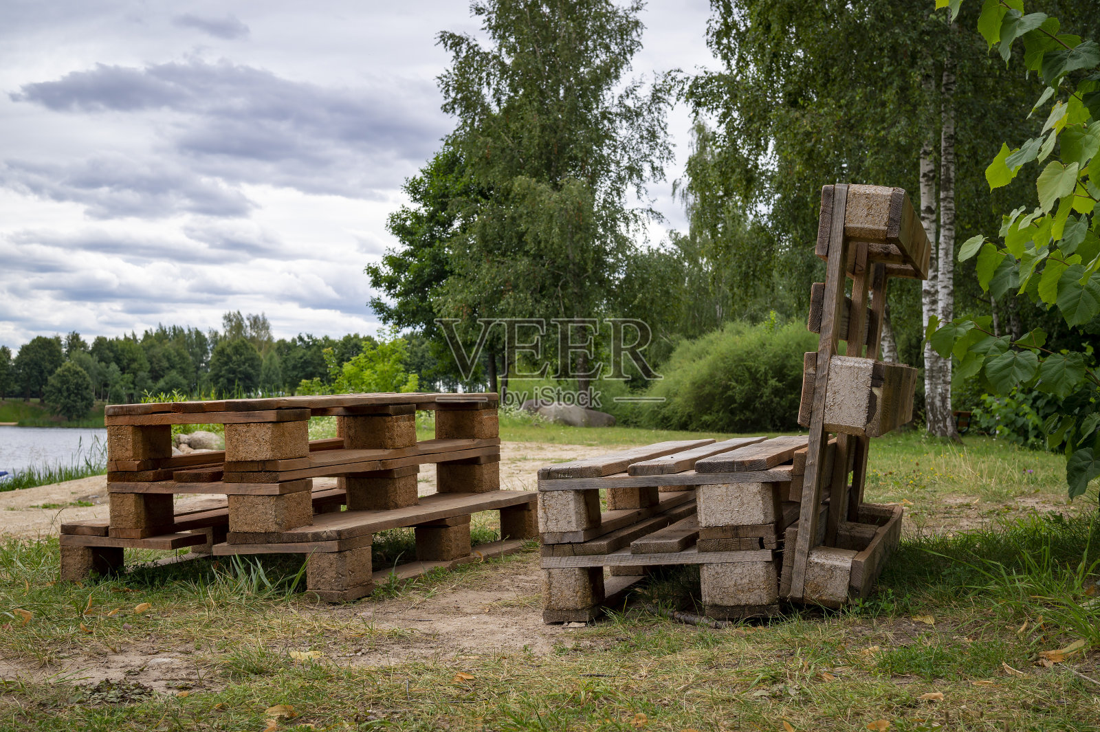 用木托盘做成的质朴的木桌和长凳照片摄影图片