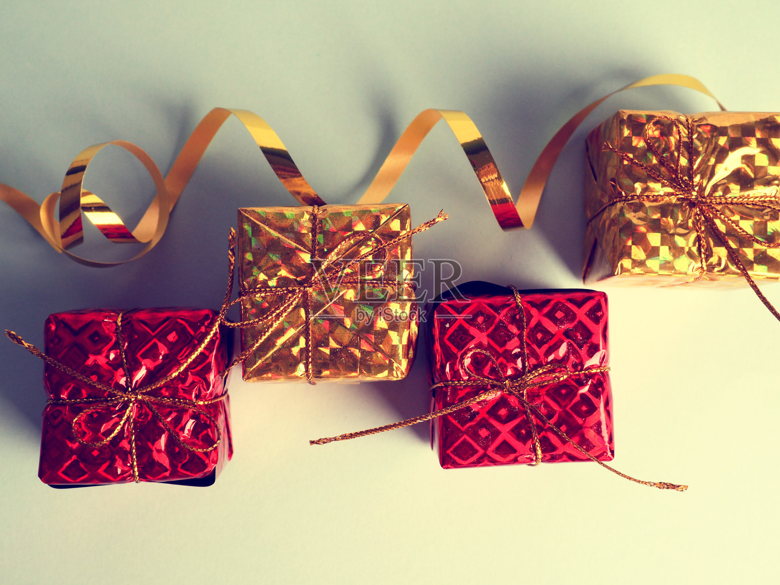 圣诞概念横幅，礼物闪闪发光的玩具盒子排成一排。照片摄影图片