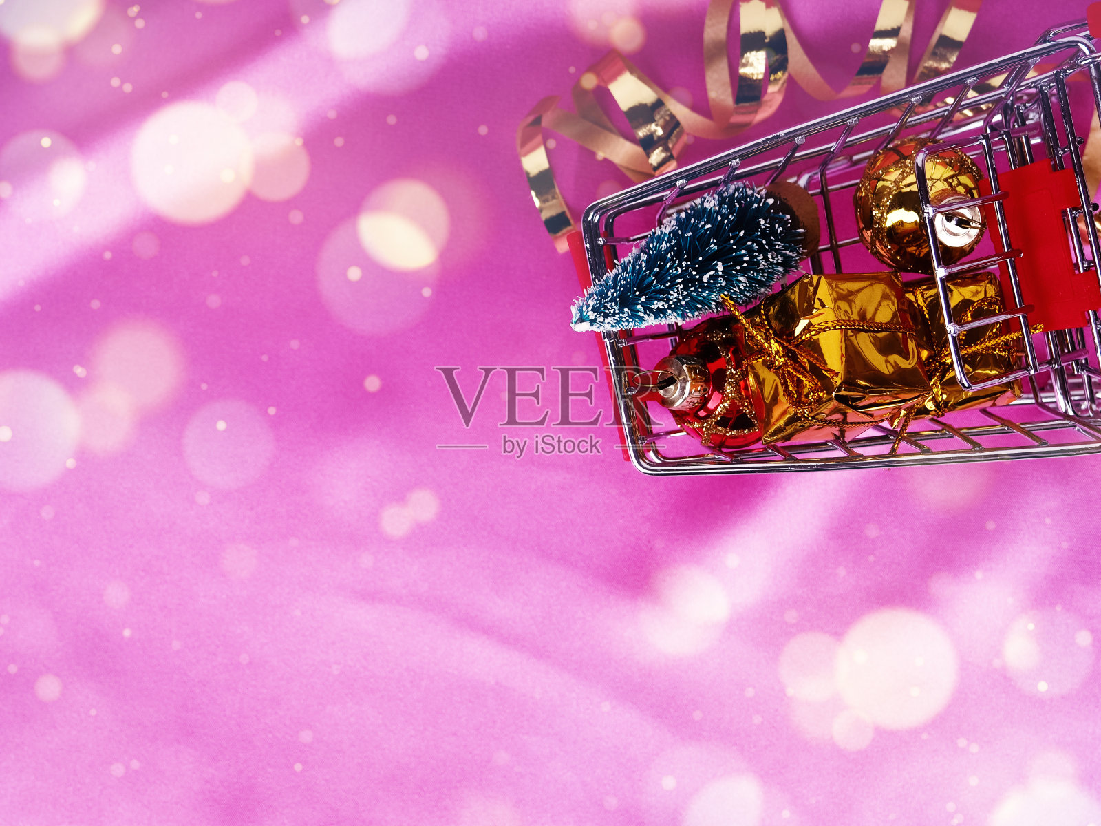 圣诞概念，粉色背景上的新年标志，圣诞卡设计，用球，圣诞树照片摄影图片