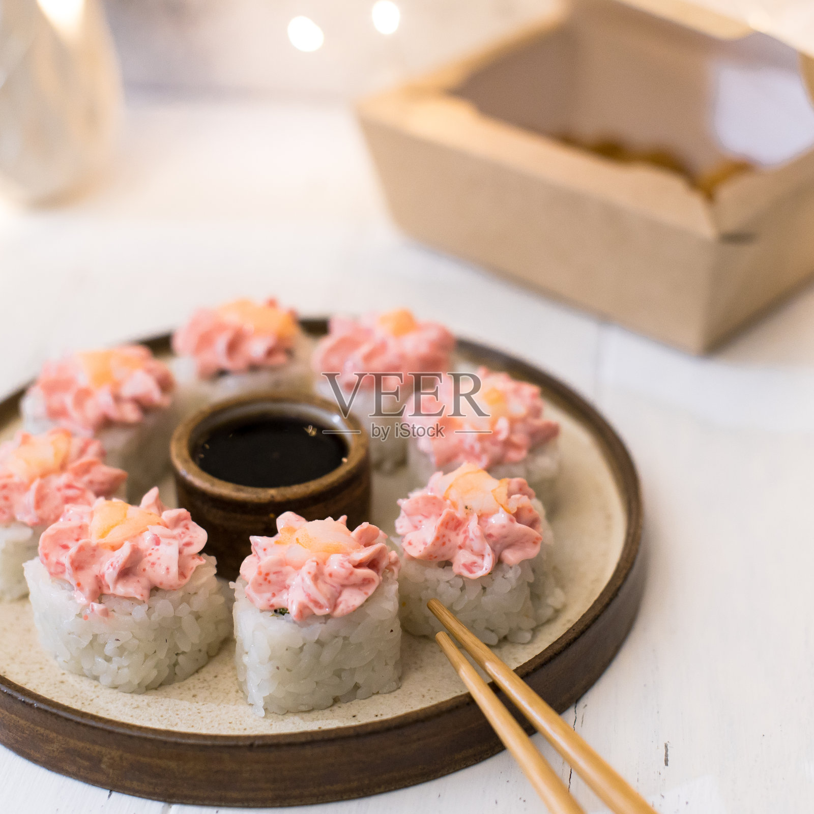 粉色奶油寿司卷，鲑鱼卷照片摄影图片