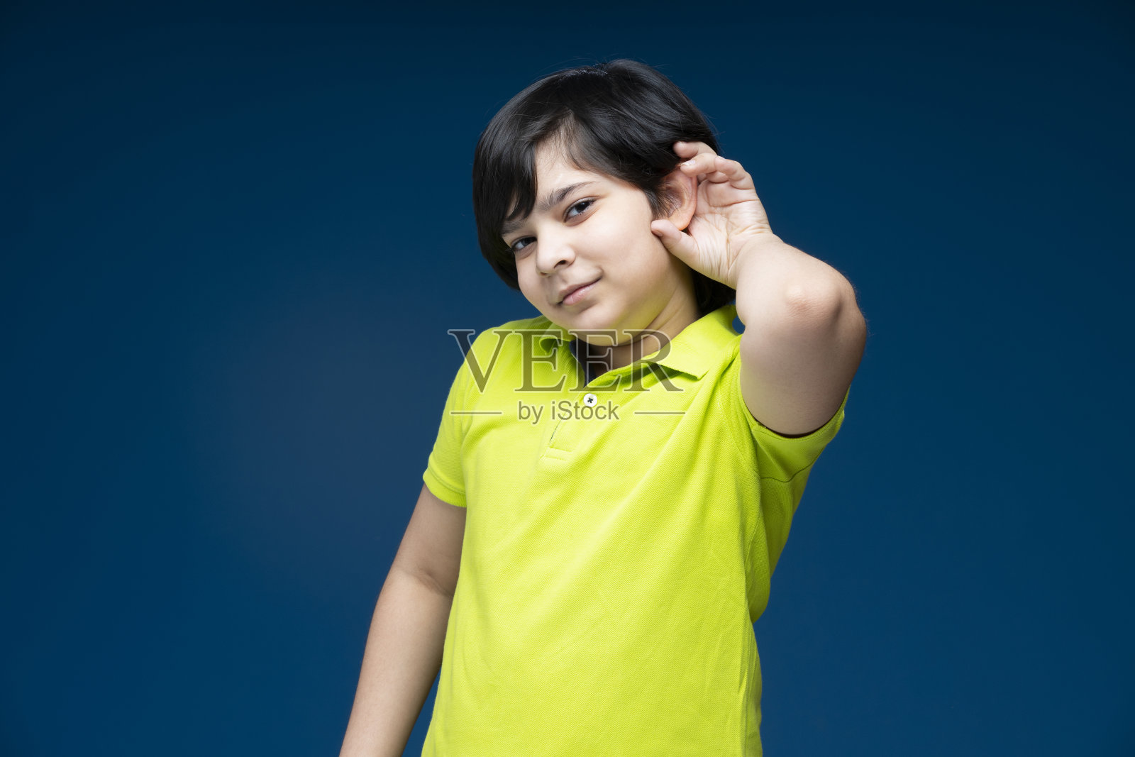 男孩在蓝色背景-股票照片照片摄影图片