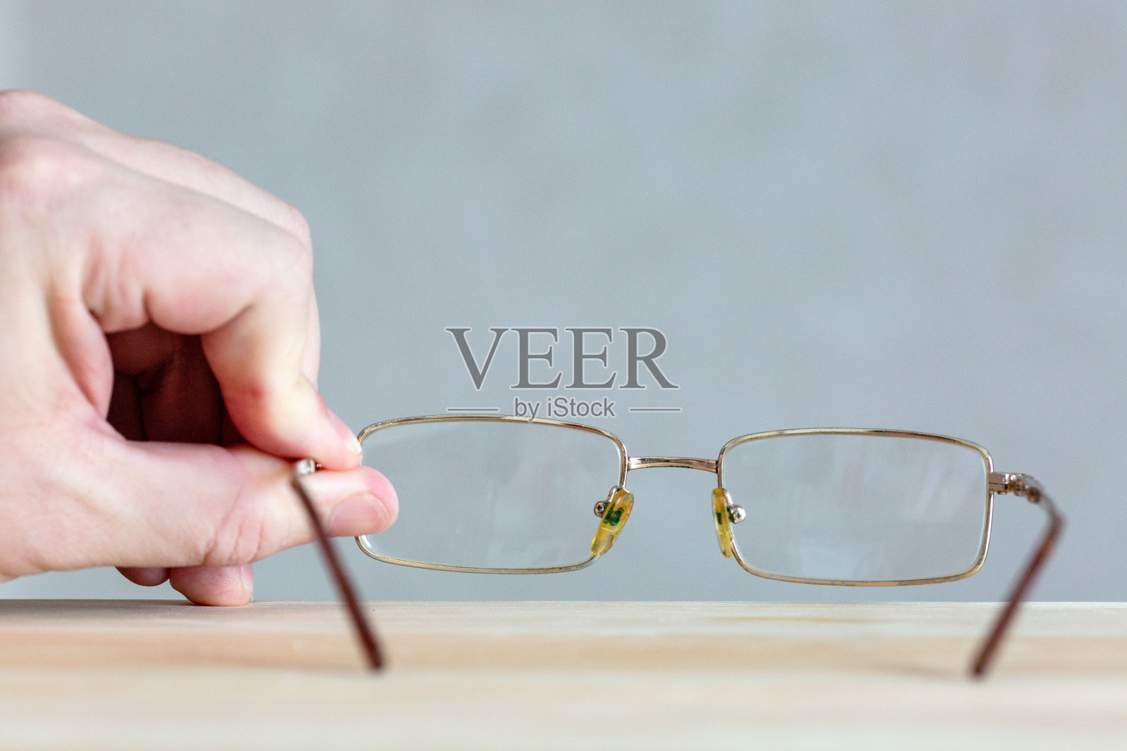 木制背景上的眼镜。未来的角度角度照片摄影图片