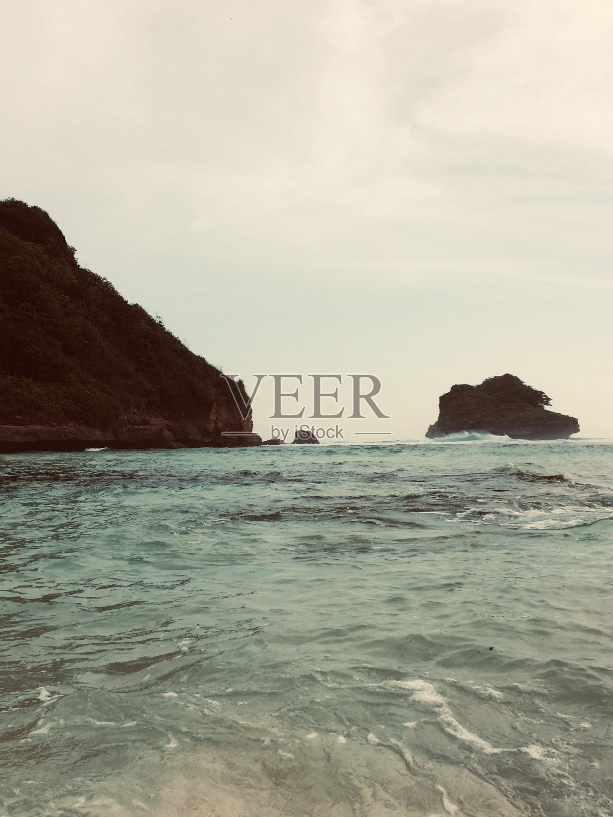 海浪鸟瞰图。水的背景。-印度尼西亚果阿因达海滩。照片摄影图片