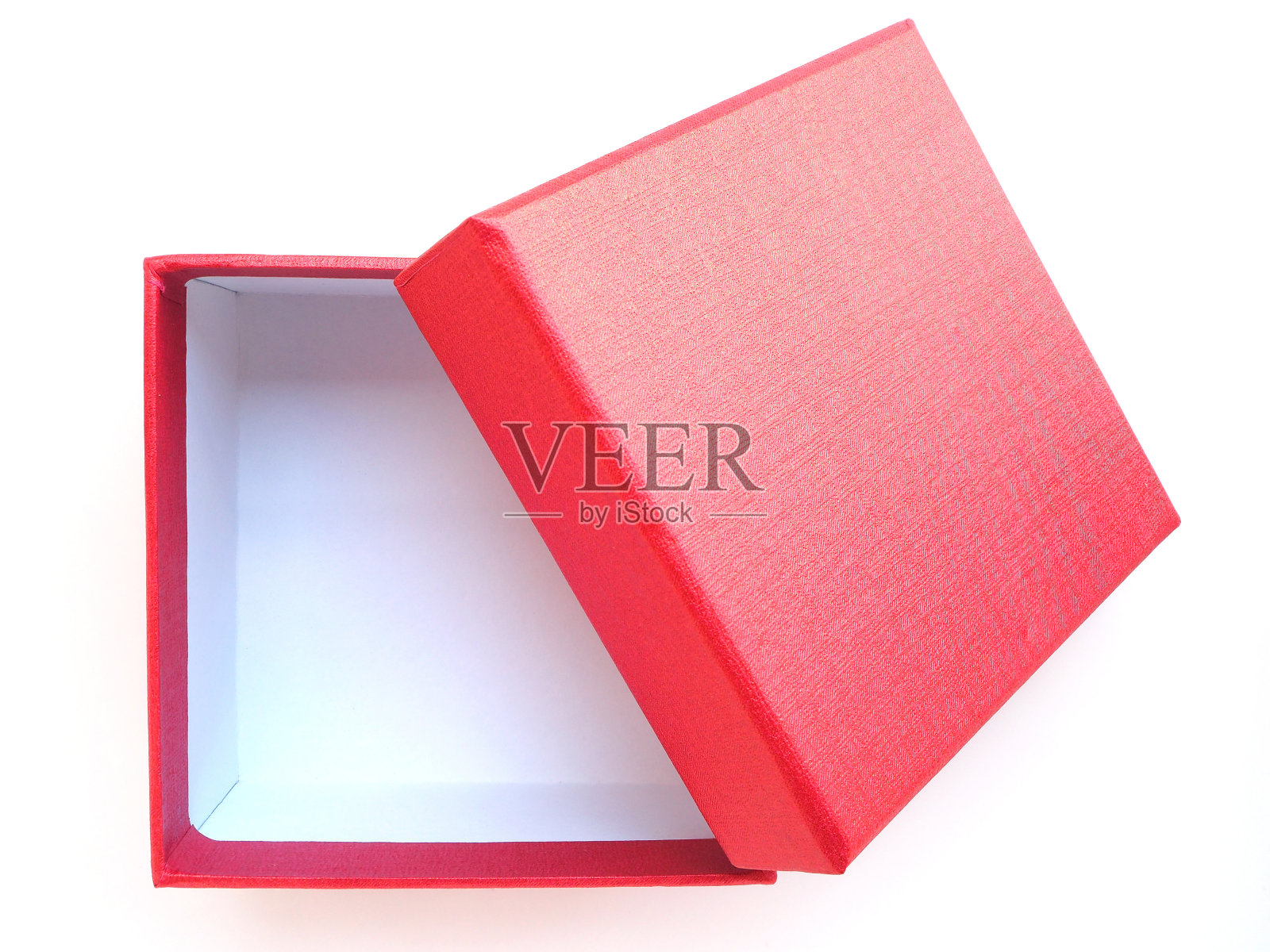 打开空的红色礼品盒孤立在白色的背景，礼物在假日。照片摄影图片