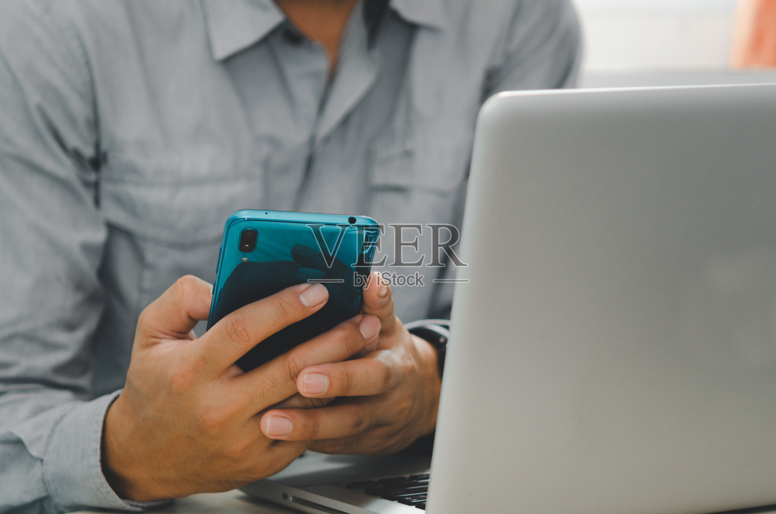 手持手机的男子照片摄影图片