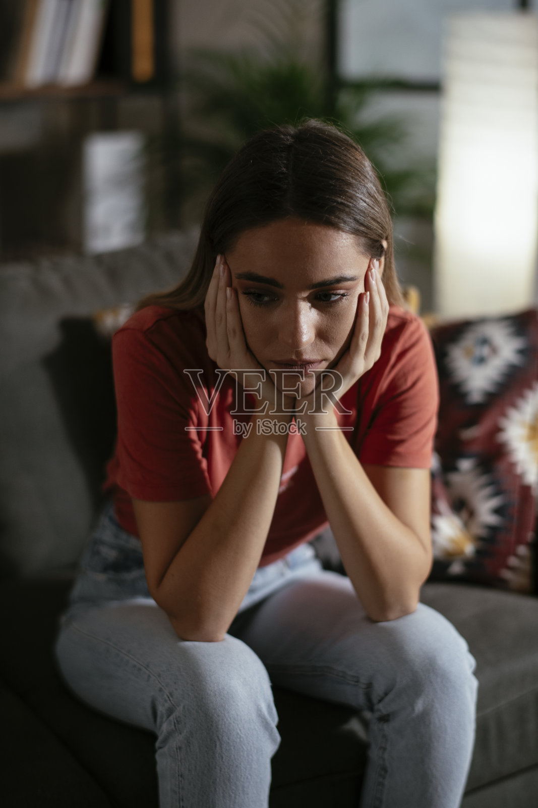 年轻女子在等实验室的结果。照片摄影图片