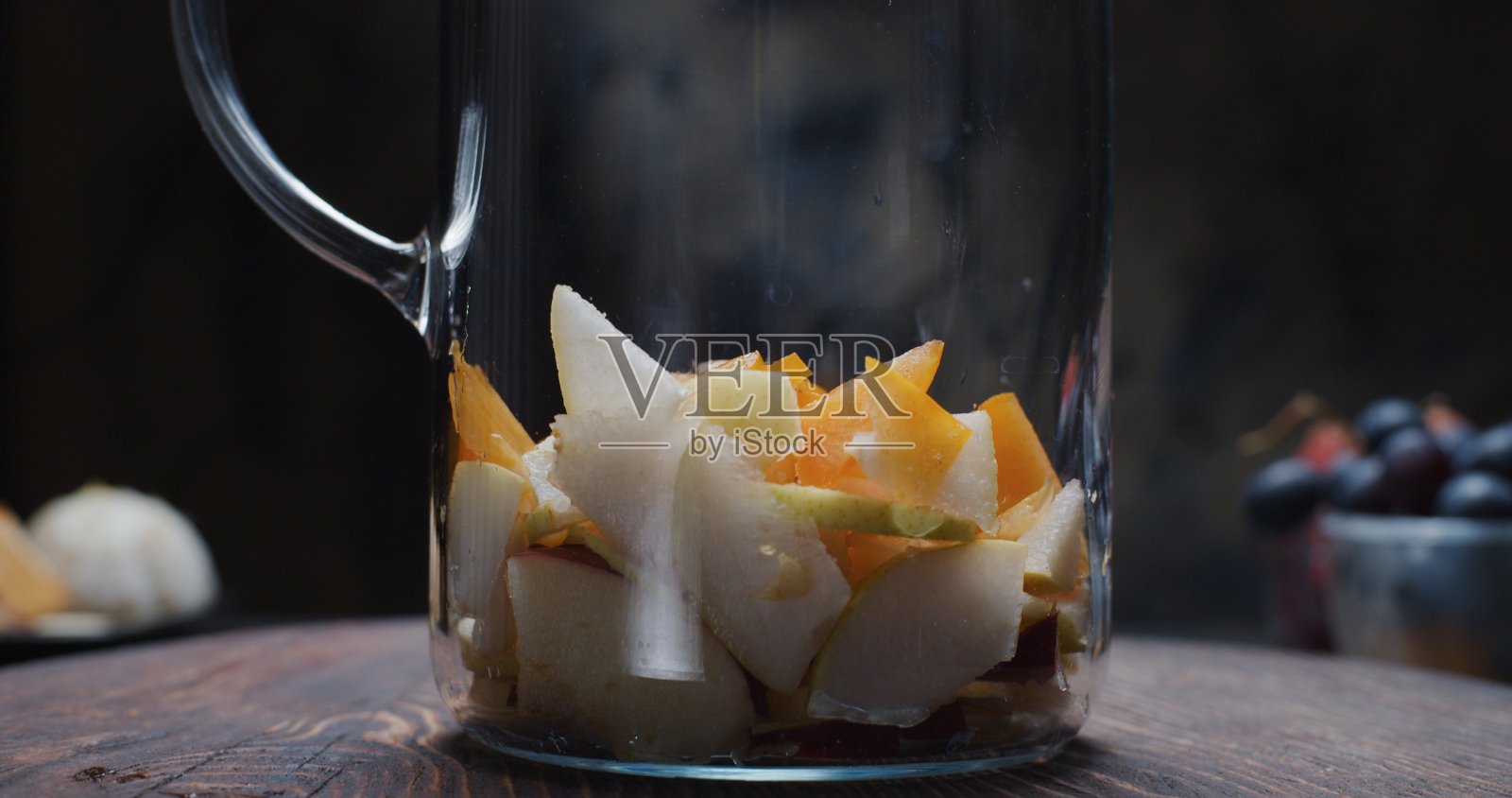 在罐子里准备多种水果奶昔照片摄影图片