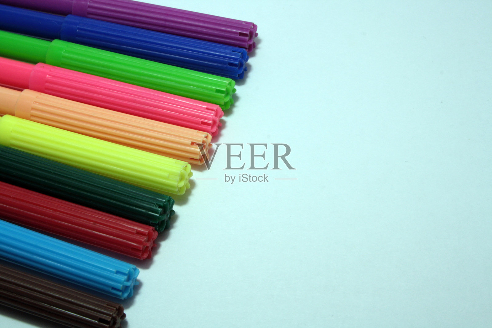 彩色标记孤立在白色背景上。照片摄影图片