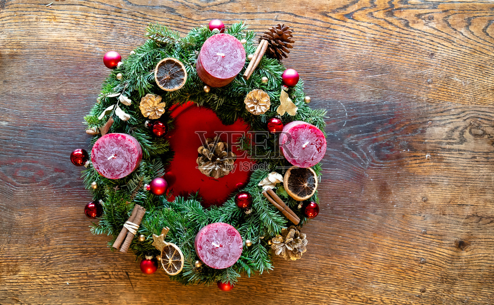 出现日历。蜡烛，肉桂，圣诞装饰品。独有的照片摄影图片