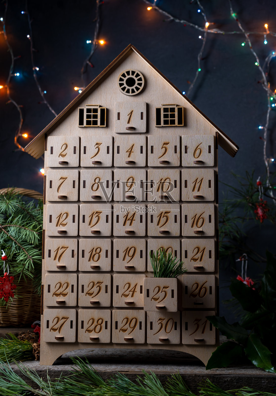 等待新年或圣诞节的木制降临历。盒子与细胞从1到25和31迷你礼物。十二月的氛围和装饰照片摄影图片