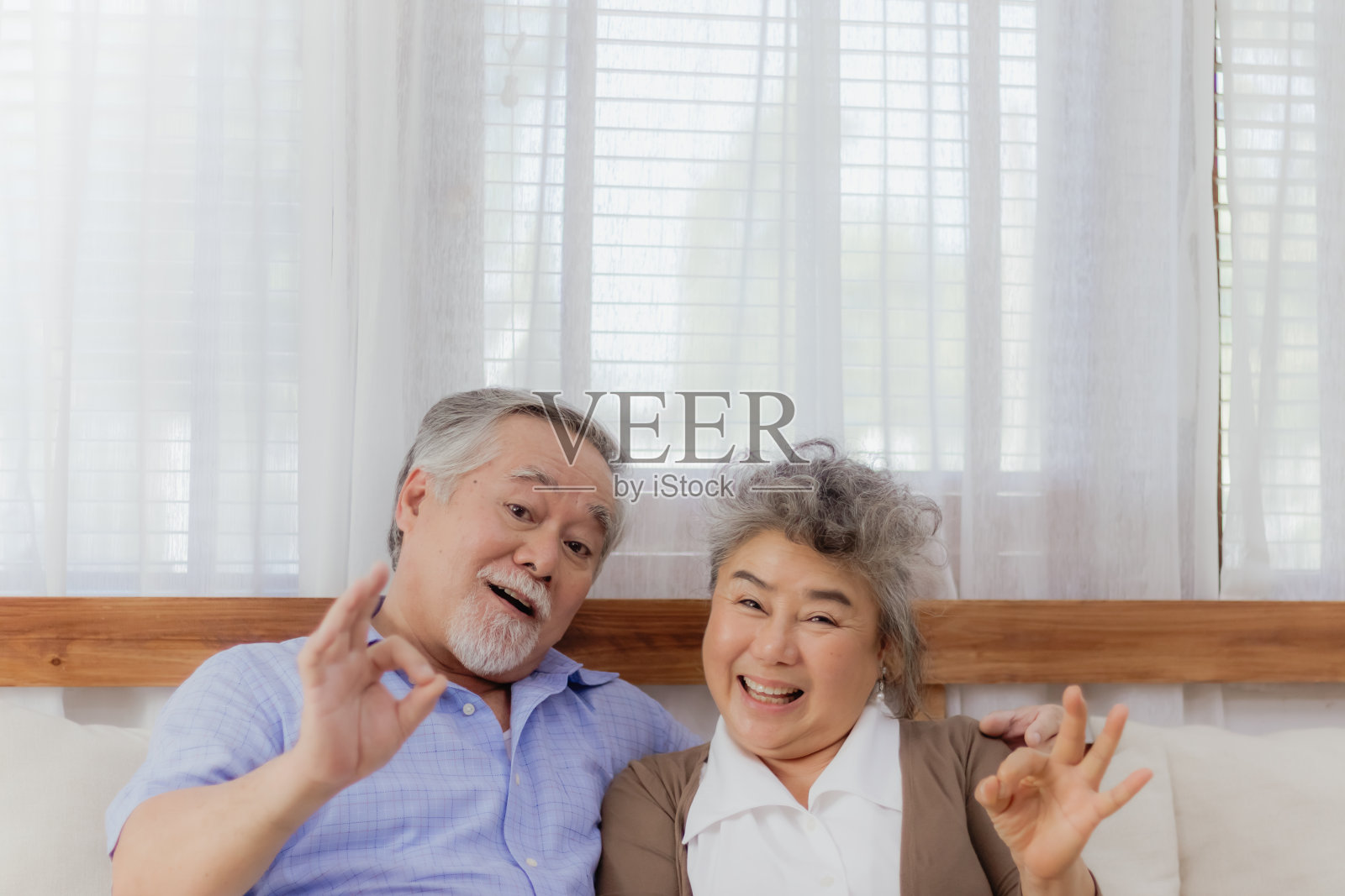 亚洲快乐退休老人微笑可爱的老夫妇享受和一起在家里笑。退休后的幸福生活，可爱美丽的婚姻情人的浪漫关系。照片摄影图片