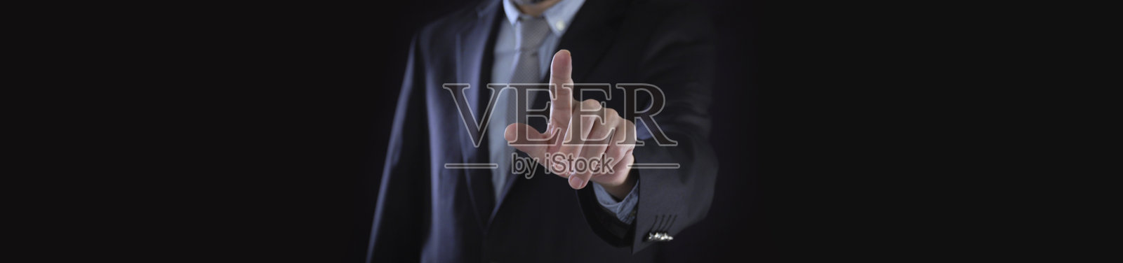 技术背景，空间上的虚拟屏幕由人的手，创新，网络，触摸空白屏幕大数据和互联网的概念。照片摄影图片