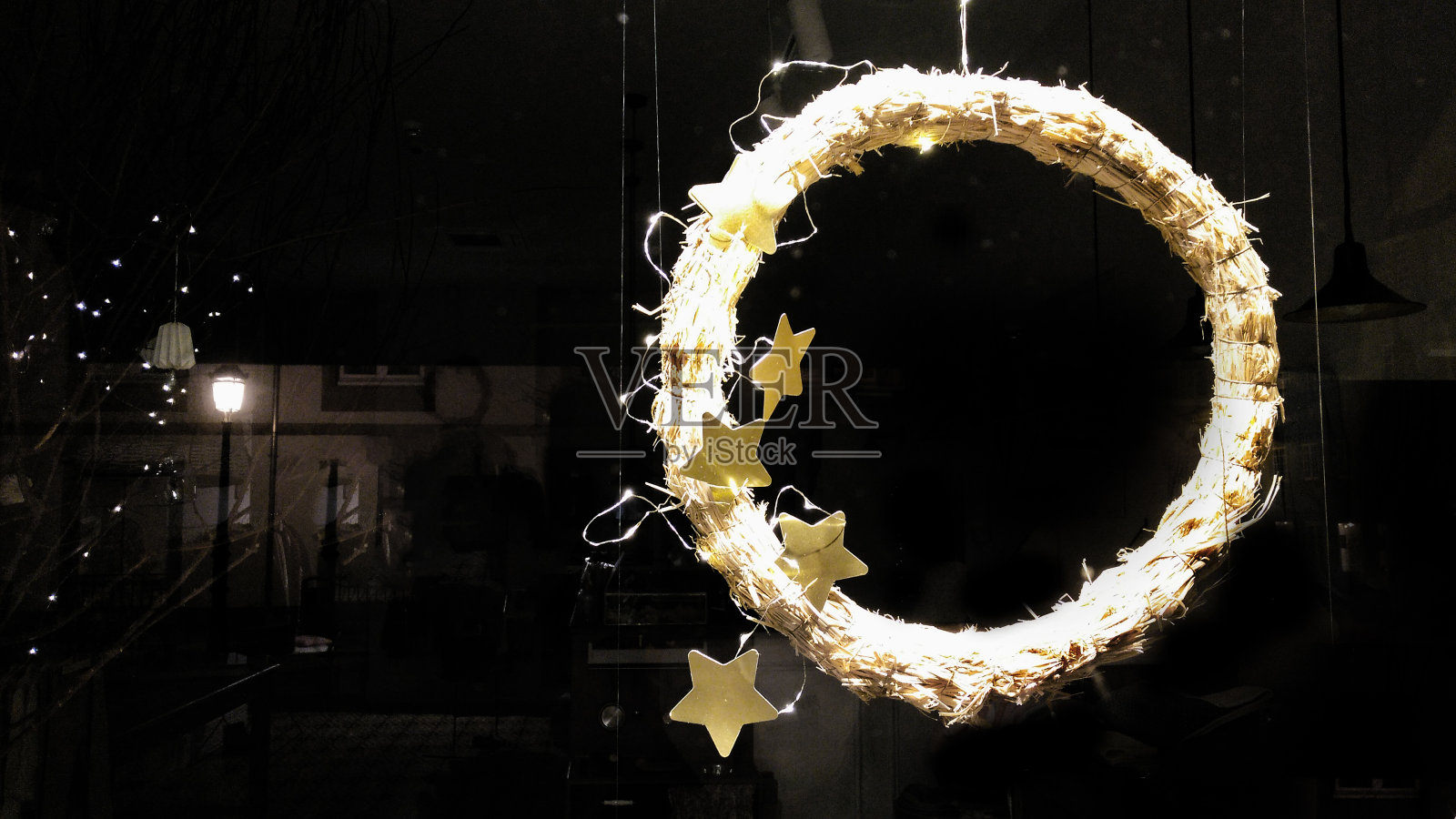 圣诞装饰细节，缀满星星的花环。照片摄影图片