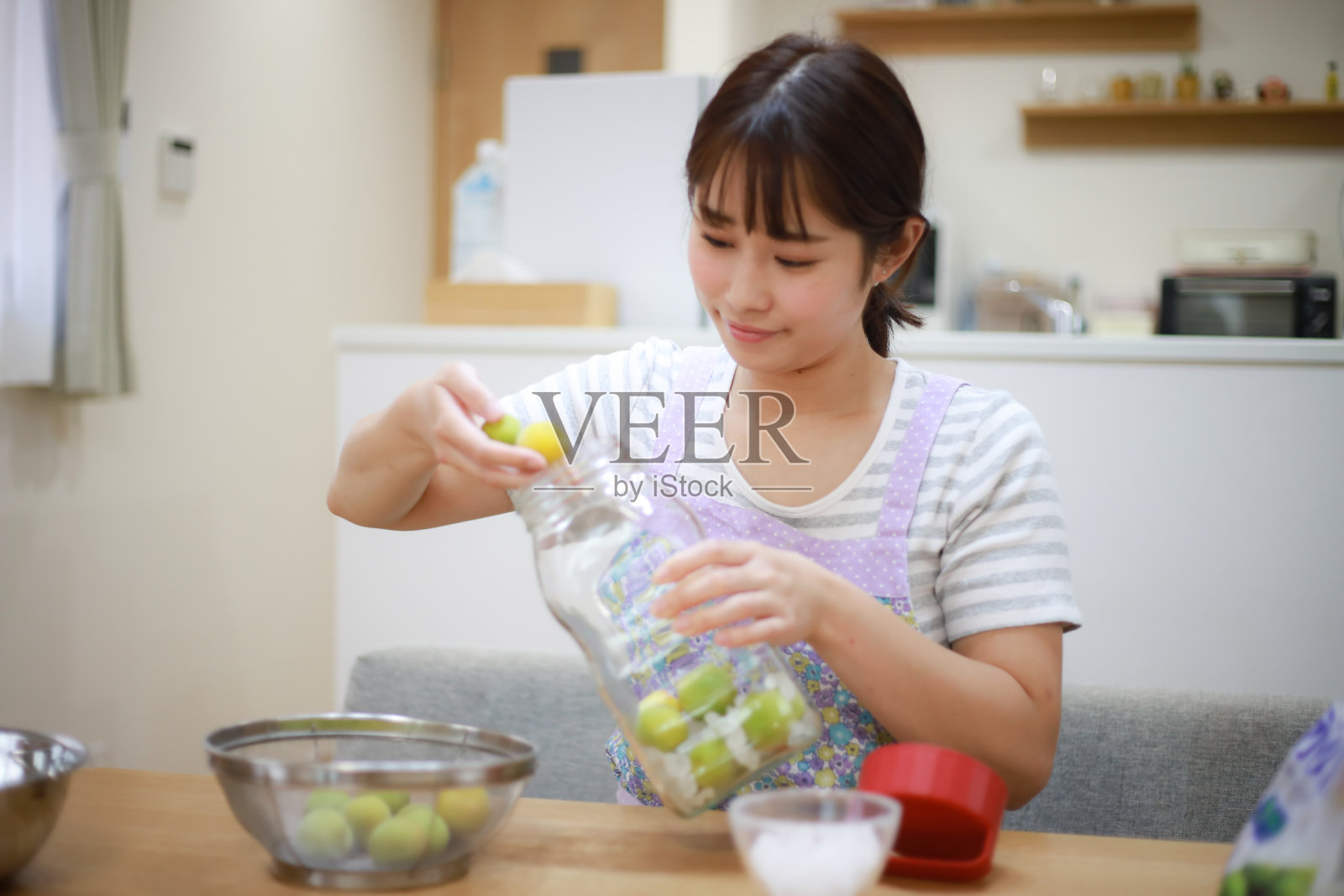 做梅子酒的女人照片摄影图片