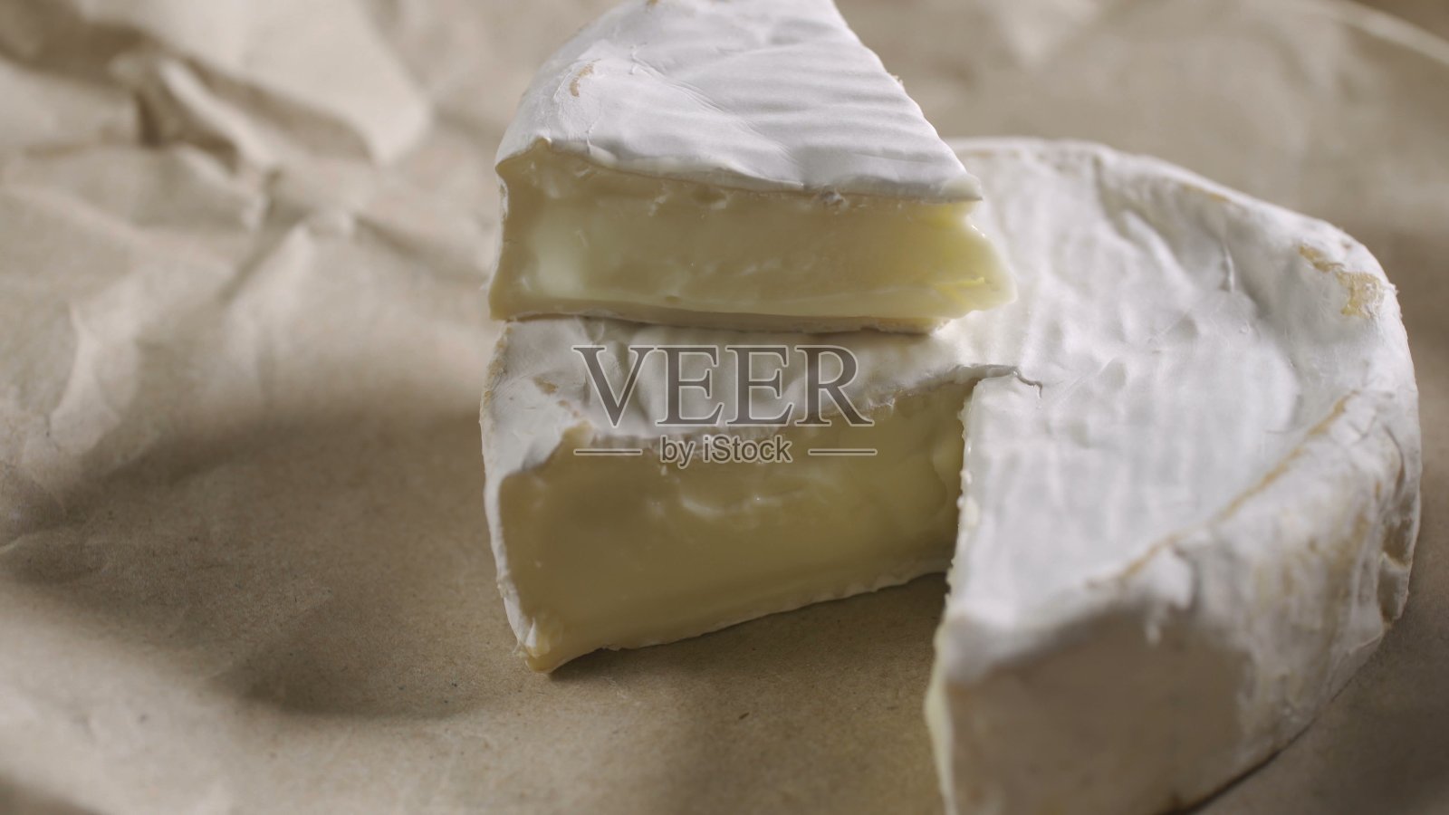 新鲜的布里干酪和一片照片摄影图片