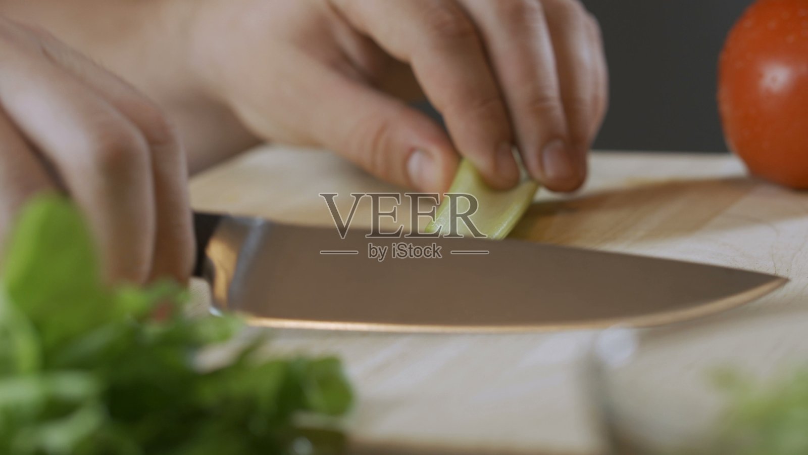 厨师在切菜板上专业切芹菜照片摄影图片