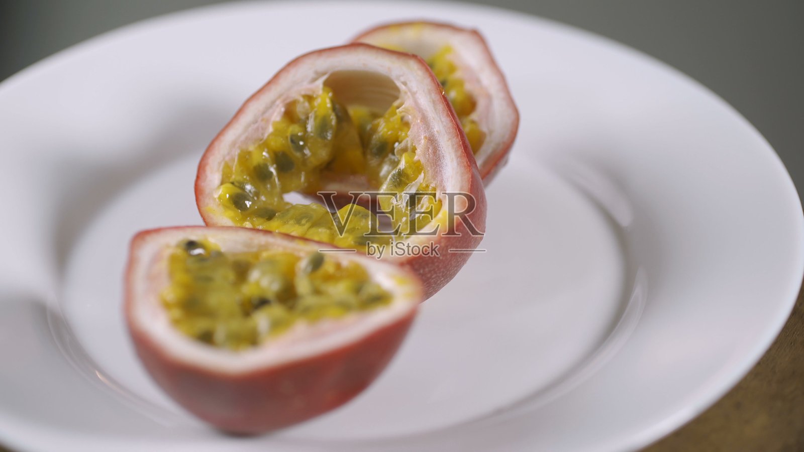 百香果的三部分。在转盘上旋转。孤立在白色背景上。侧视图。照片摄影图片