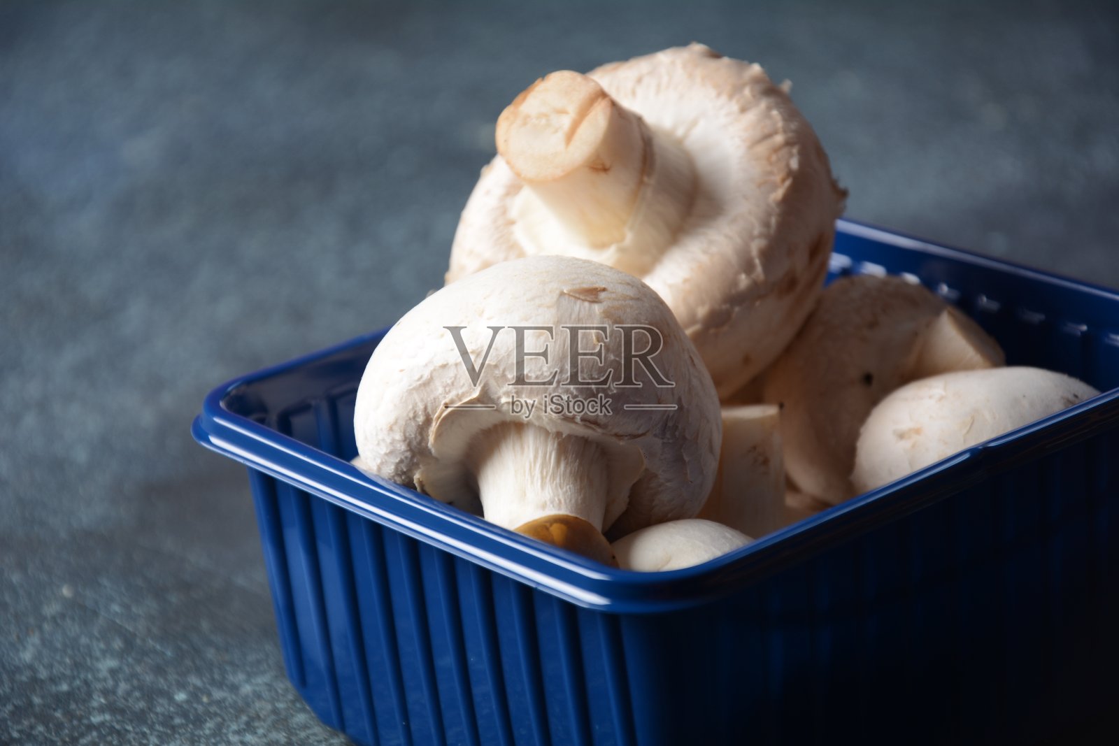 塑料盒中的新鲜香菇蘑菇照片摄影图片