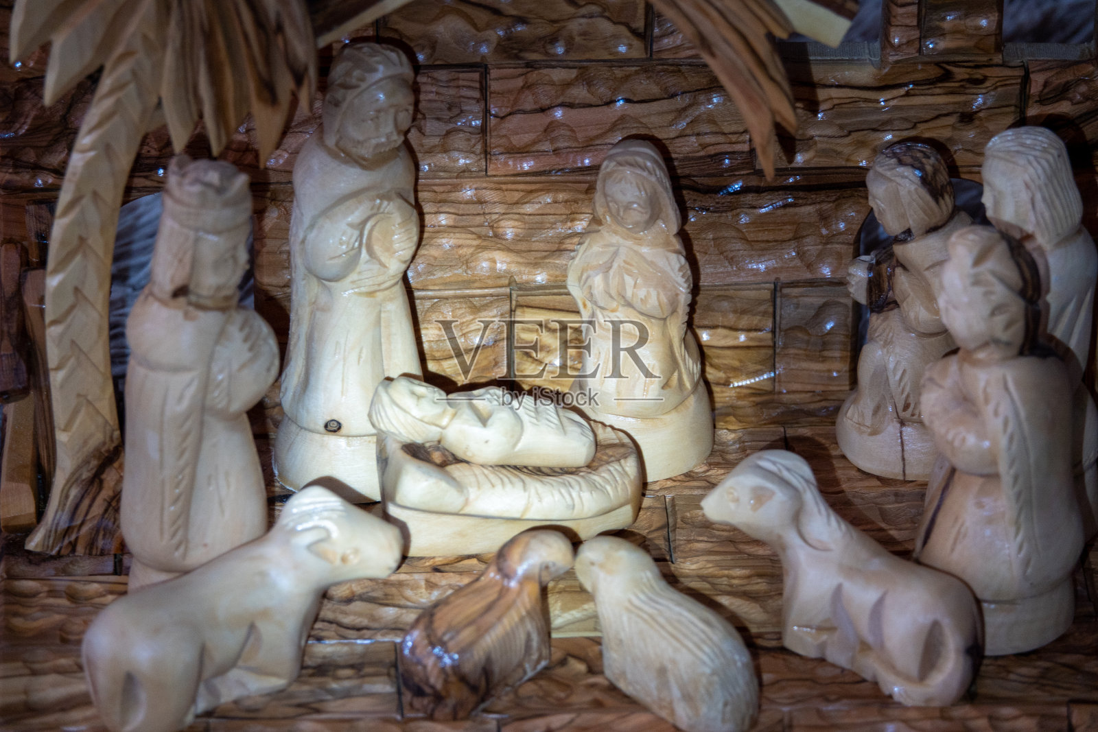 圣诞场景:三位智者向婴儿耶稣和玛丽·约瑟夫赠送礼物照片摄影图片