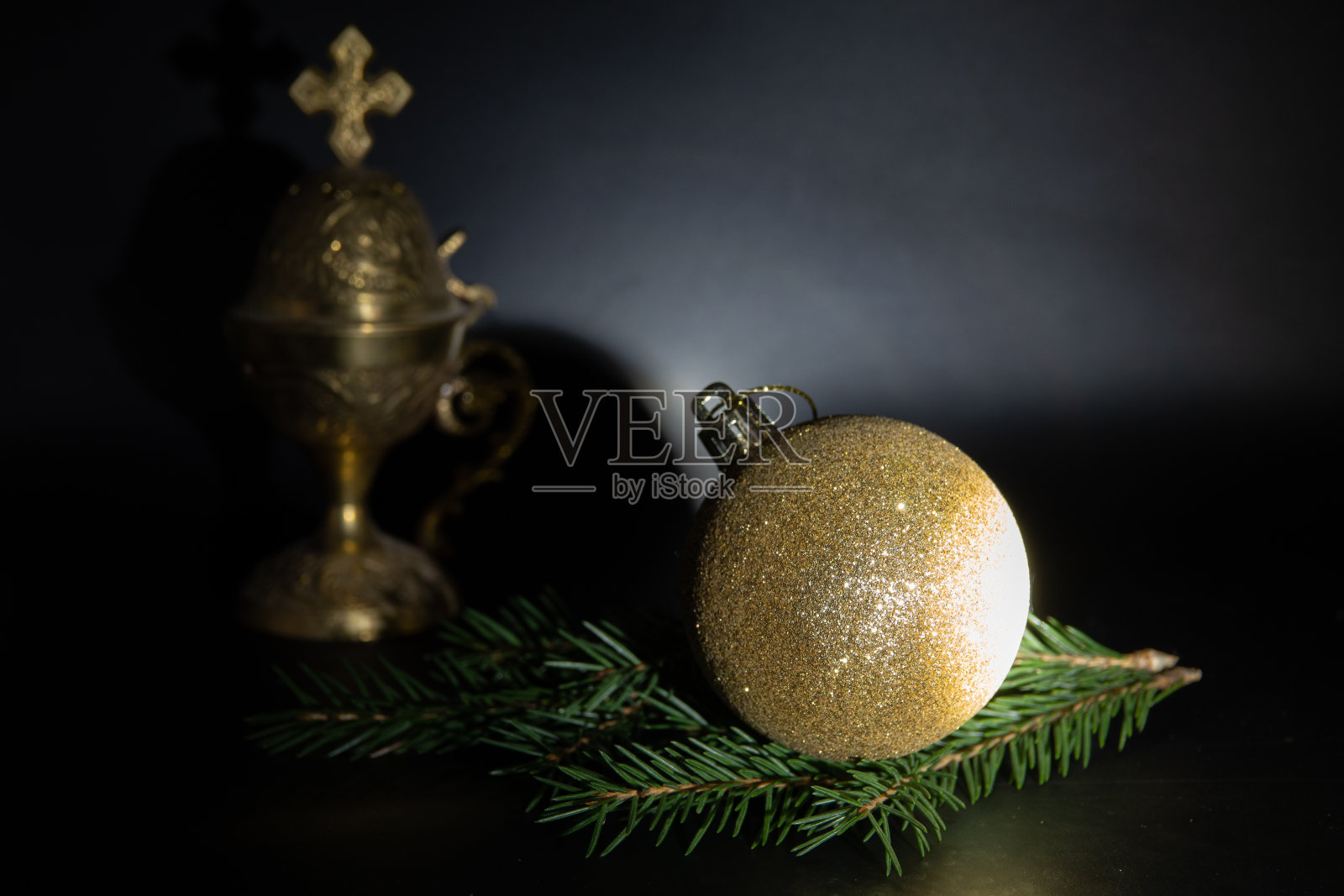 黄色的圣诞玩具背景是模糊的耶稣诞生的场景。新年的装饰品在照片摄影图片