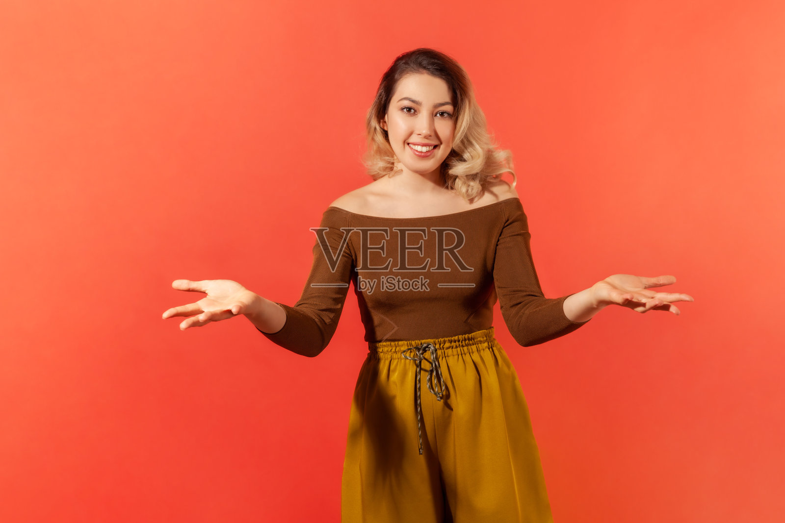 年轻女子张开双手，准备拥抱、分享或免费索取照片摄影图片