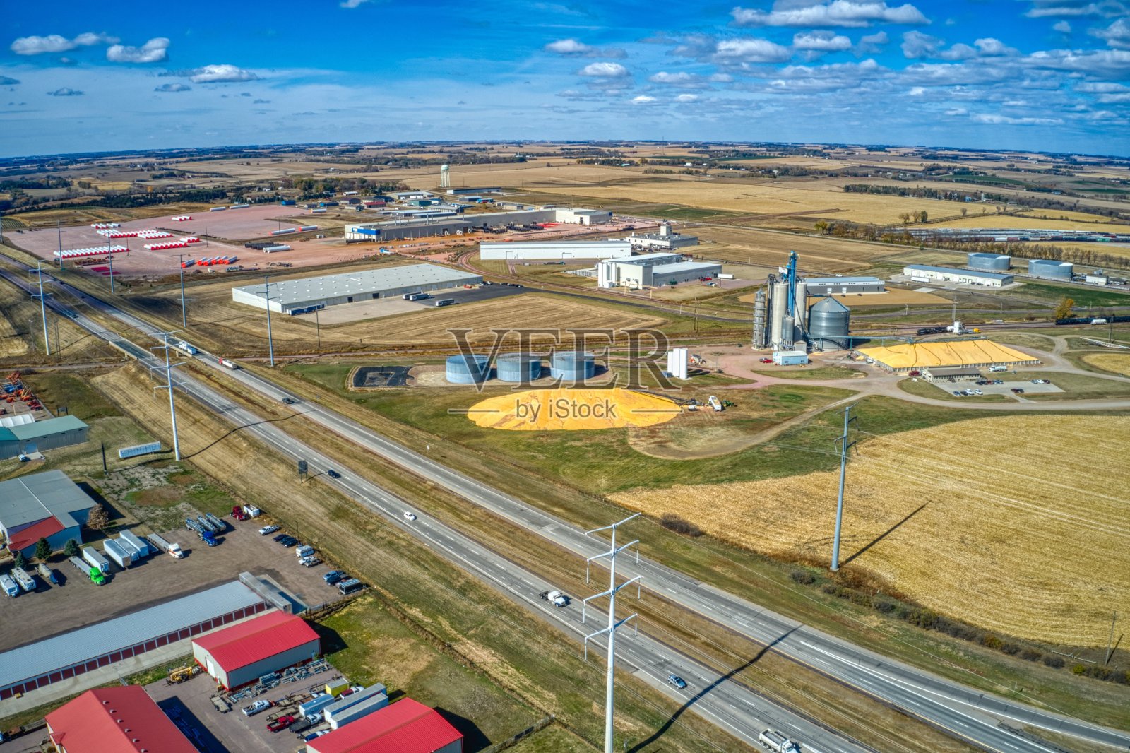 南达科塔州布兰登市谷仓外的大玉米堆鸟瞰图照片摄影图片