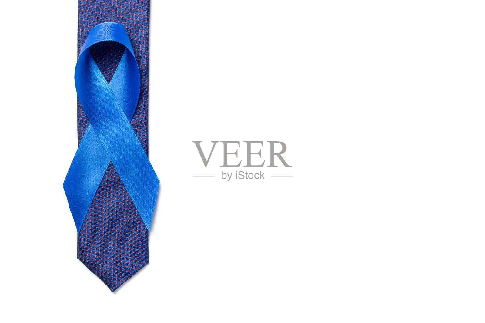 蓝色的丝带。11月认识前列腺癌对男性健康的影响。蓝色丝带，时尚领带孤立在白色背景。象征肿瘤学影响的人。副本的空间。照片摄影图片