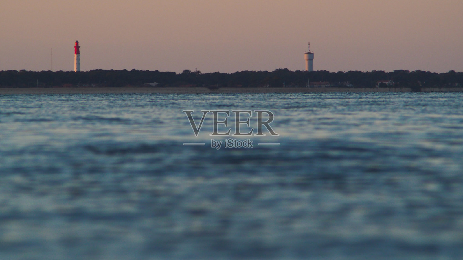 灯塔浮出水面照片摄影图片