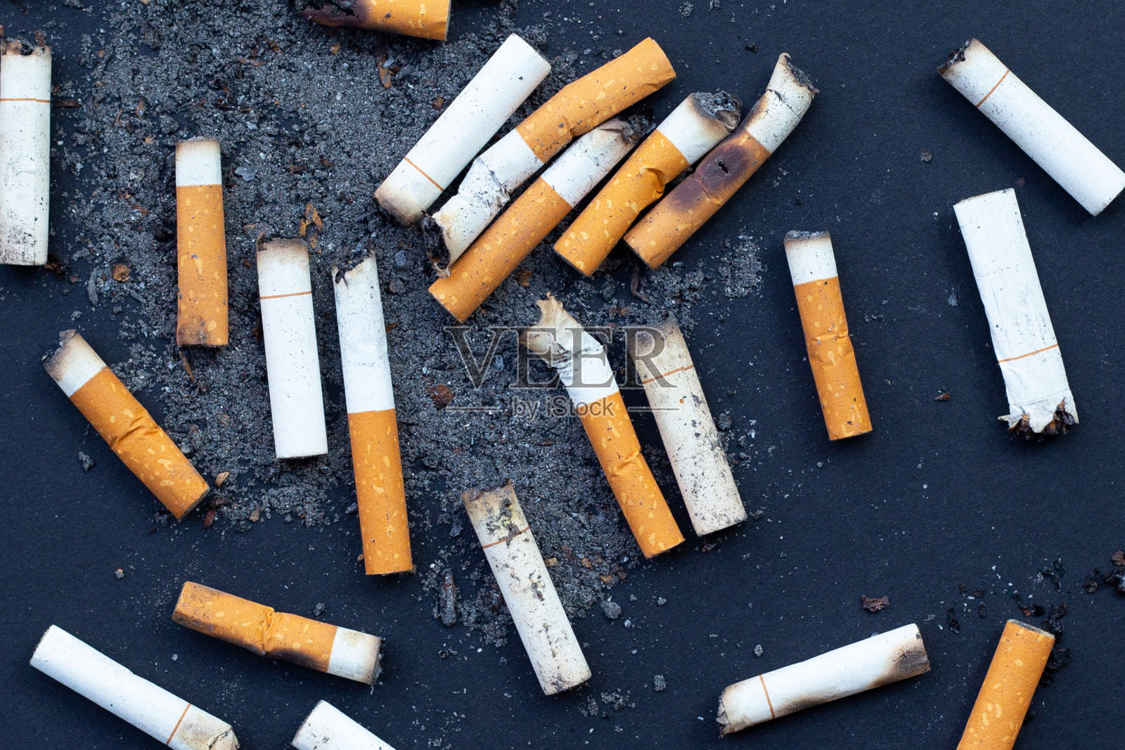 黑色背景上的烟头。照片摄影图片