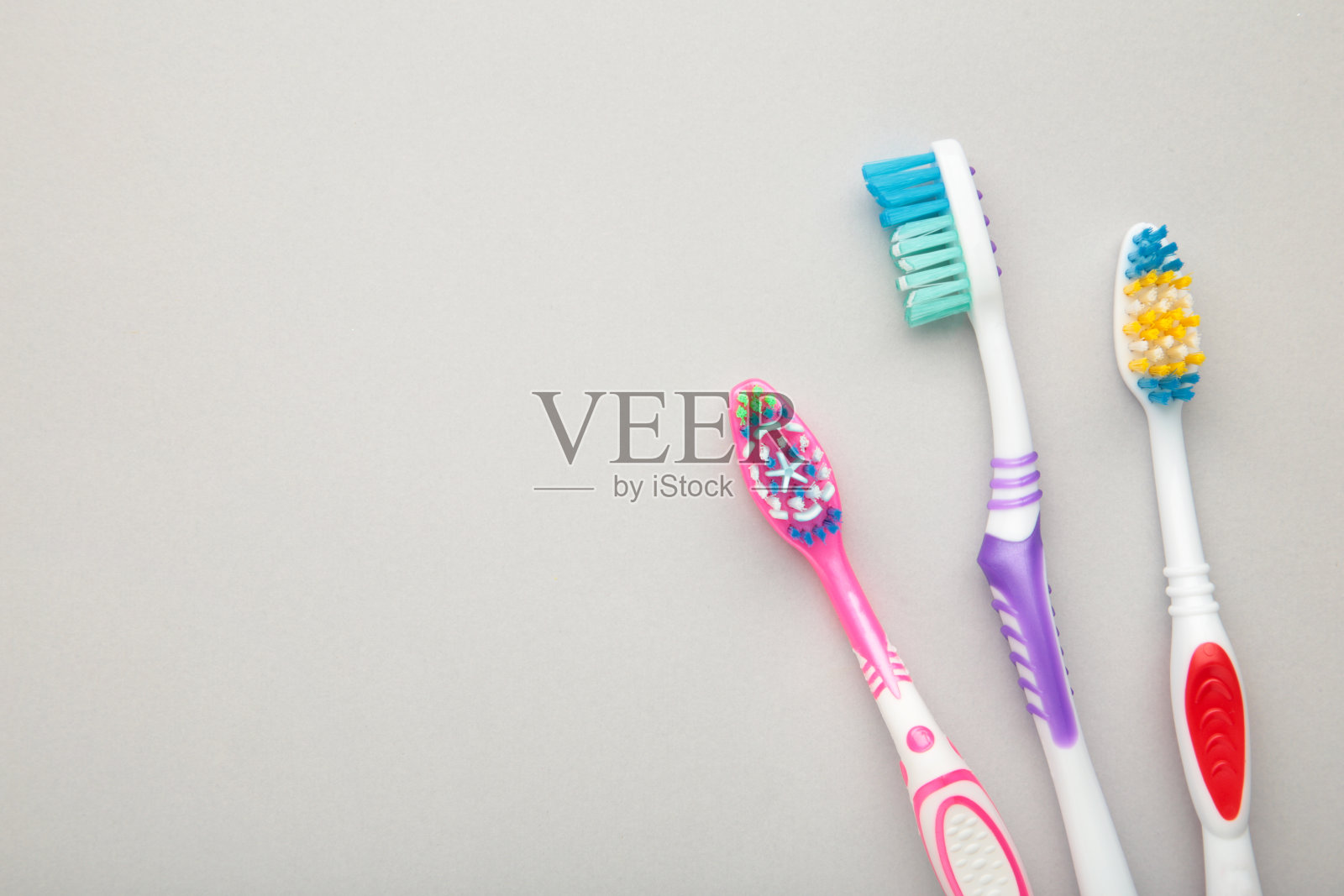 牙刷的灰色背景与副本空间。照片摄影图片