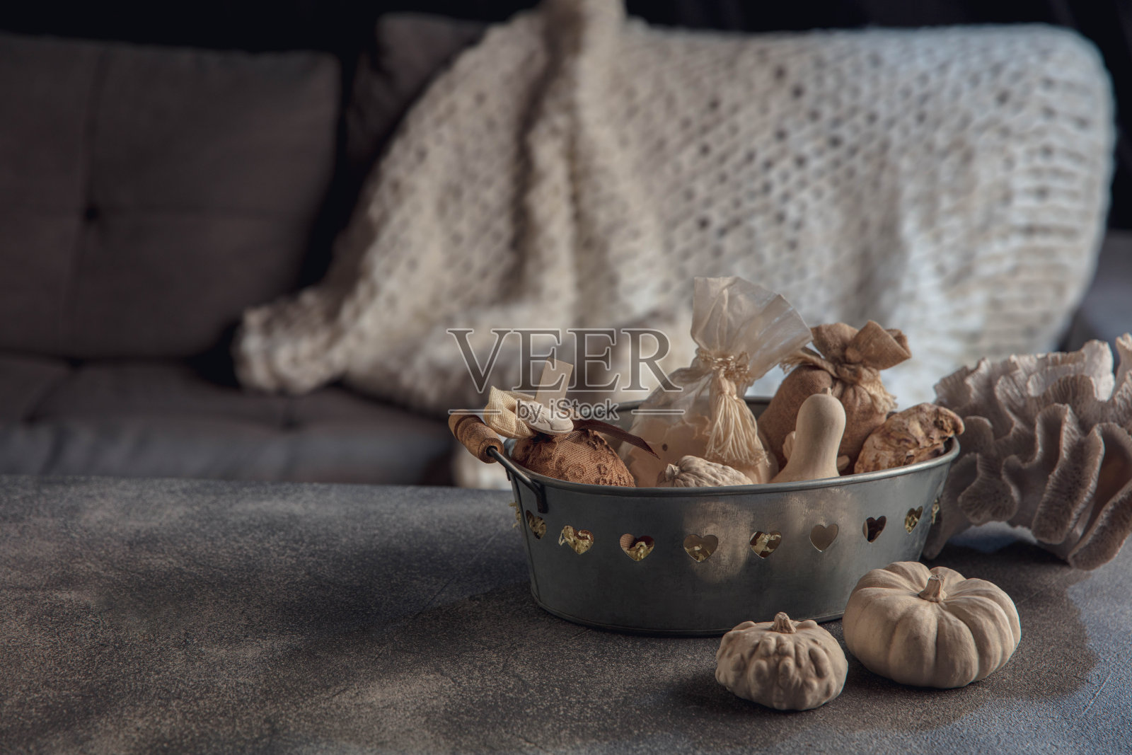 节日装饰，现代设计孤立在灰色和白色的背景。复制空间用于广告、设计。照片摄影图片