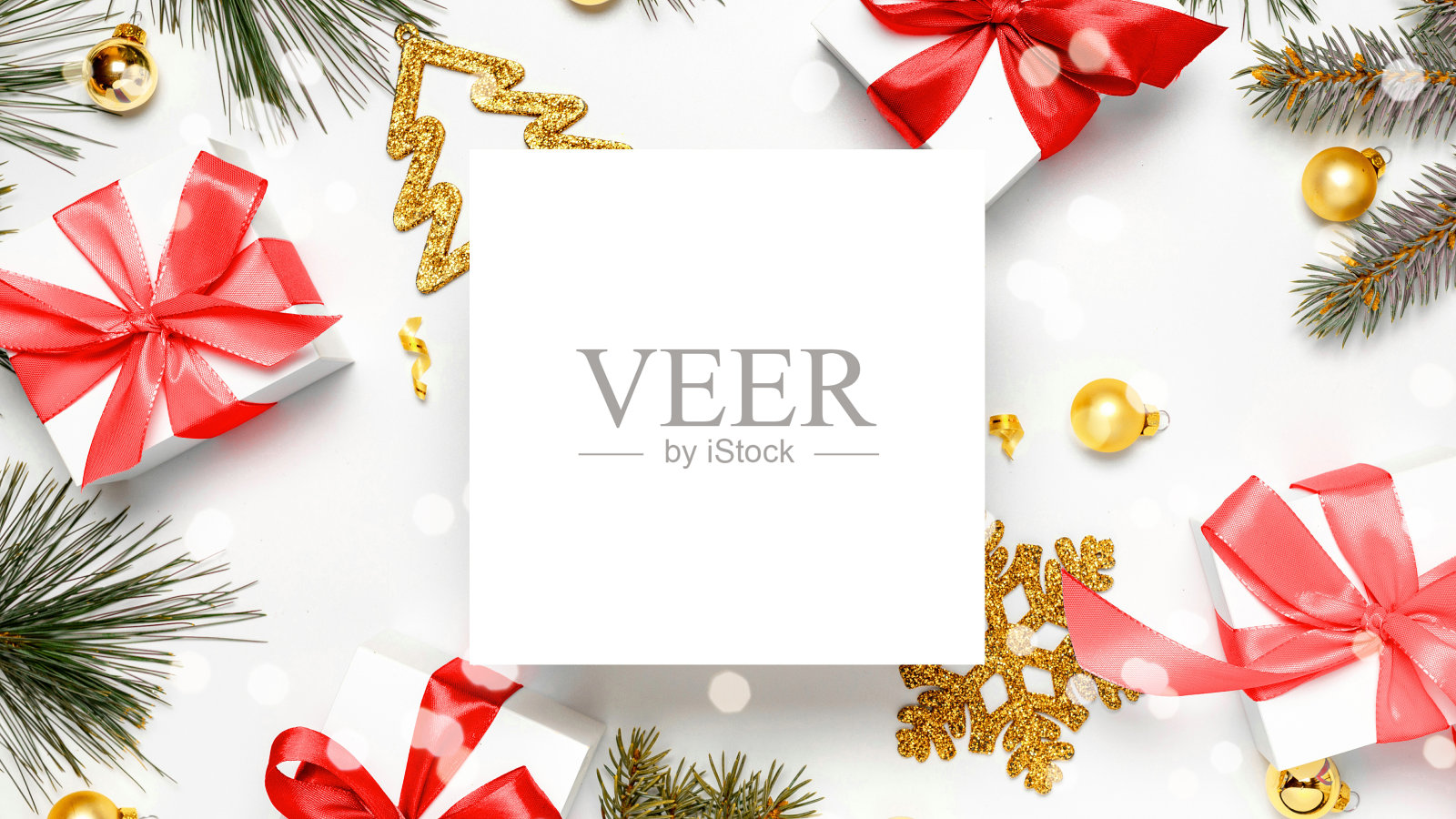 圣诞装饰孤立。白色礼物与红色的蝴蝶结，金色的球和圣诞树在圣诞节装饰在白色的背景为贺卡。文本的装饰和复制空间。照片摄影图片