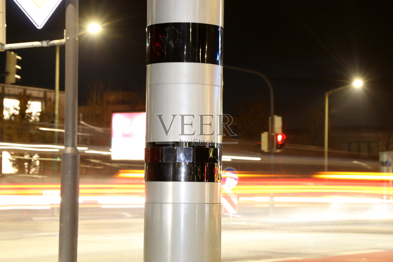 雷达陷阱在晚上照片摄影图片