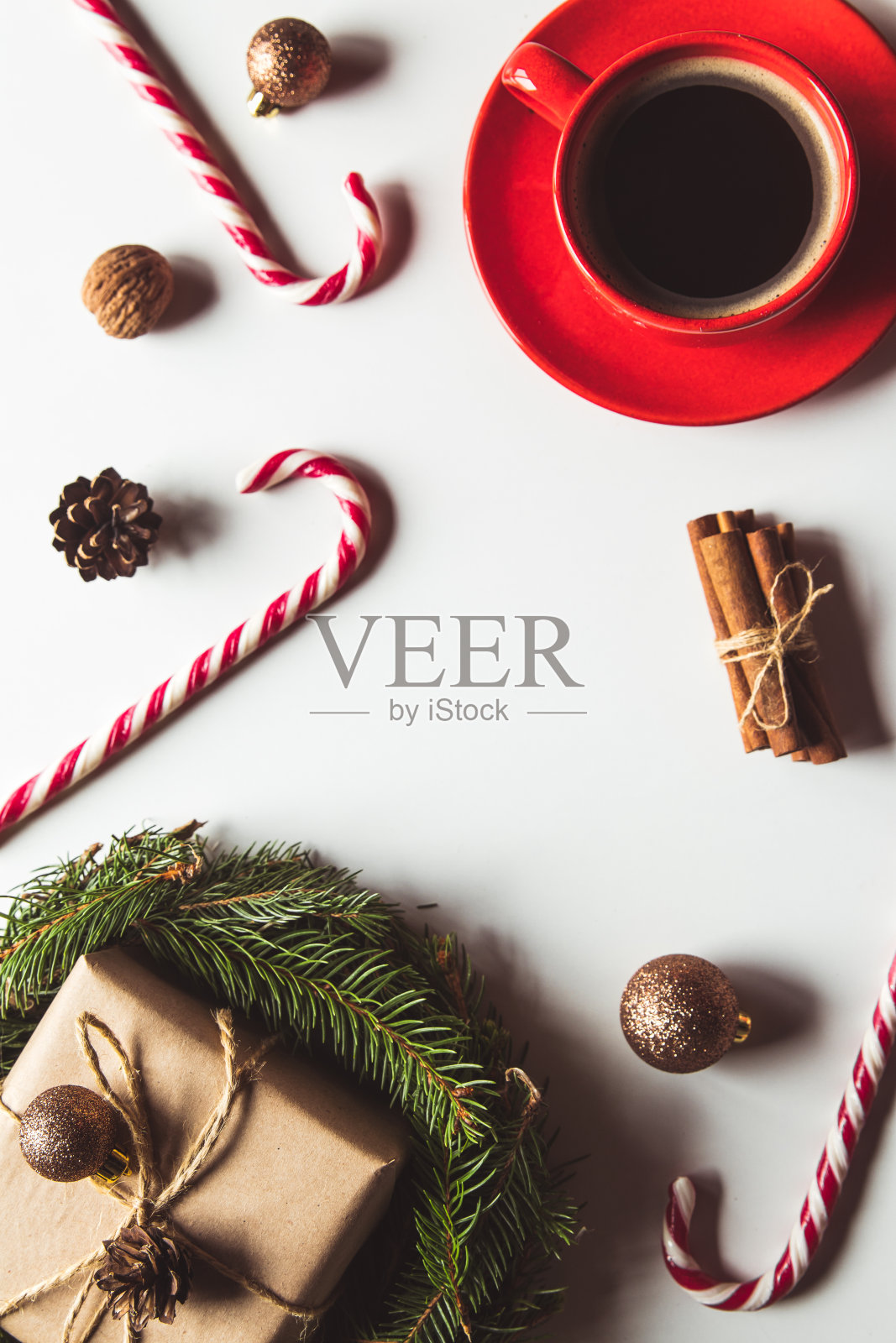 用牛皮纸制作的圣诞树花环作为礼物。圣诞心情，新年心情照片摄影图片