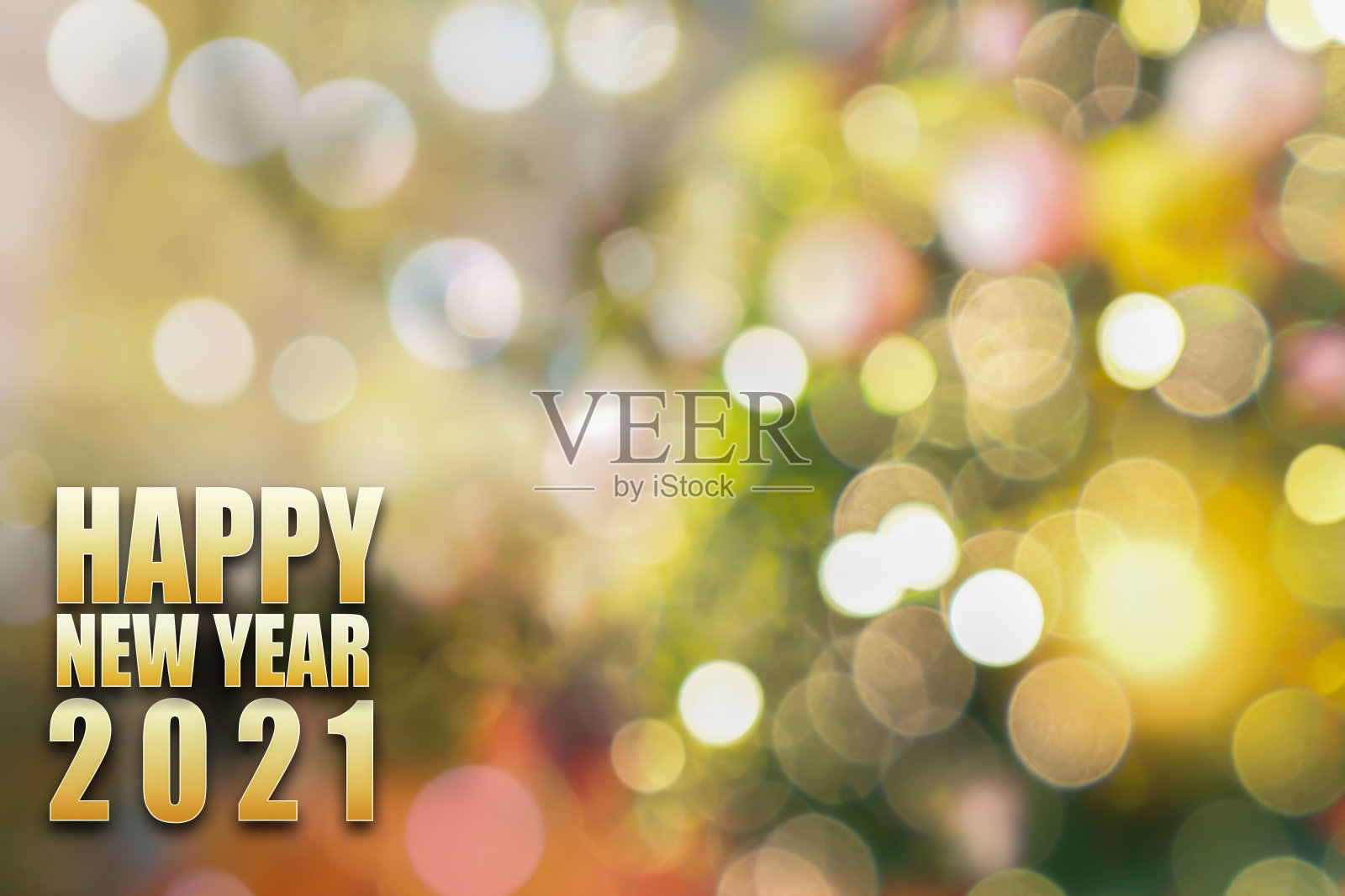 美丽的散景和金色灯光模糊抽象图像圣诞派对和新年节日室内氛围假日邀请背景与2021年新年快乐的黄金字体。照片摄影图片