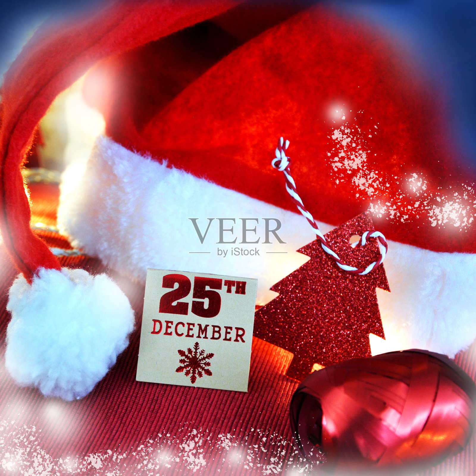 结束圣诞日期纸标签与圣诞老人帽的背景照片摄影图片