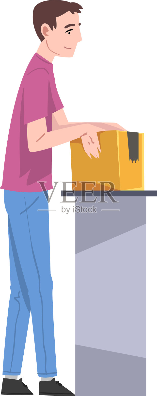 一名男子站在桌边检查纸板箱设计元素图片