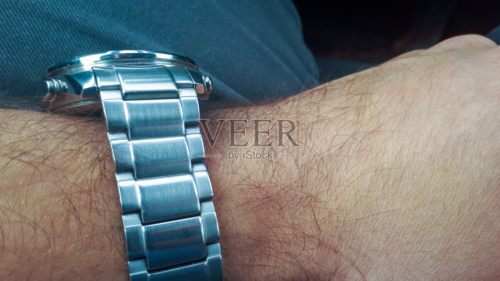 现代钢表在手。奢侈时尚，腕表，优雅男士照片摄影图片