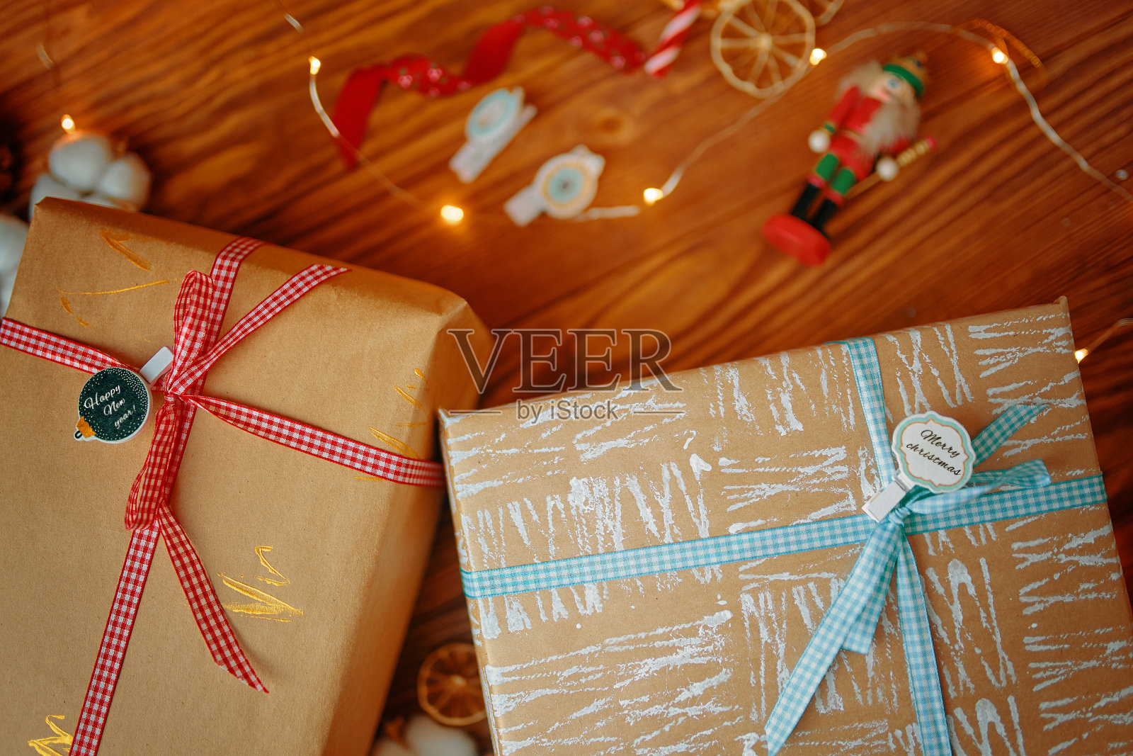 木桌上的礼品盒。照片摄影图片