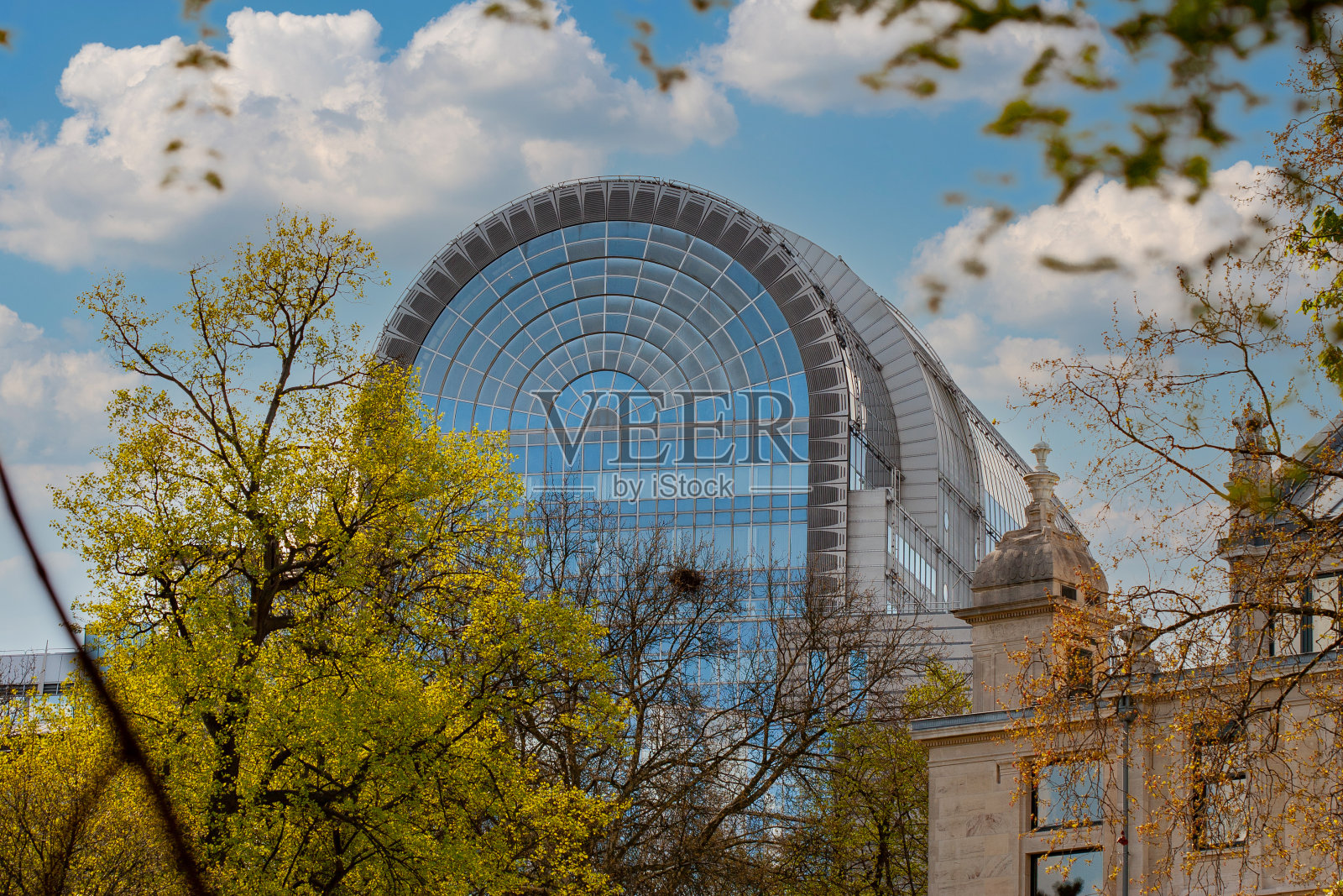 从利奥波德公园望去，这是位于比利时布鲁塞尔的欧洲议会保罗·亨利·斯帕克大楼照片摄影图片