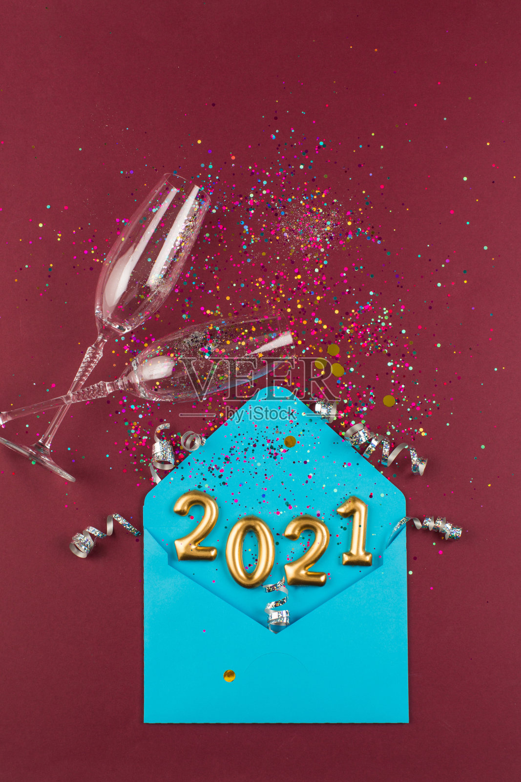 2021年，蓝色信封里的金色数字和金色闪光照片摄影图片