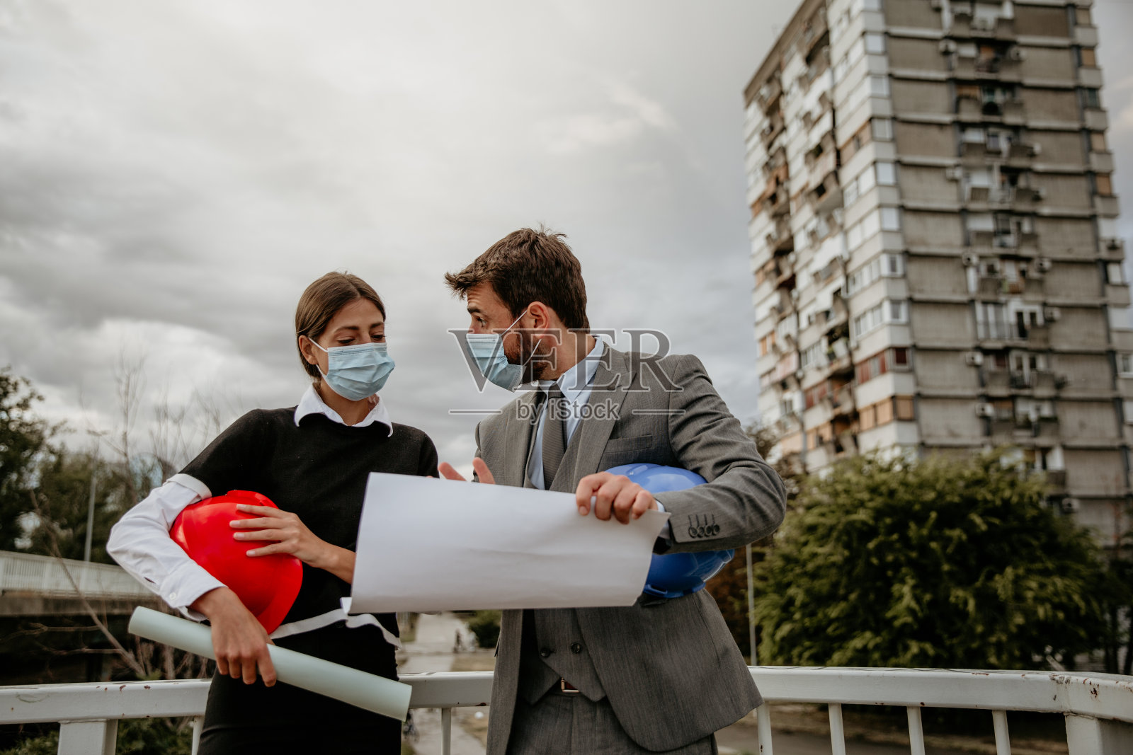 在野外看设计图照片摄影图片