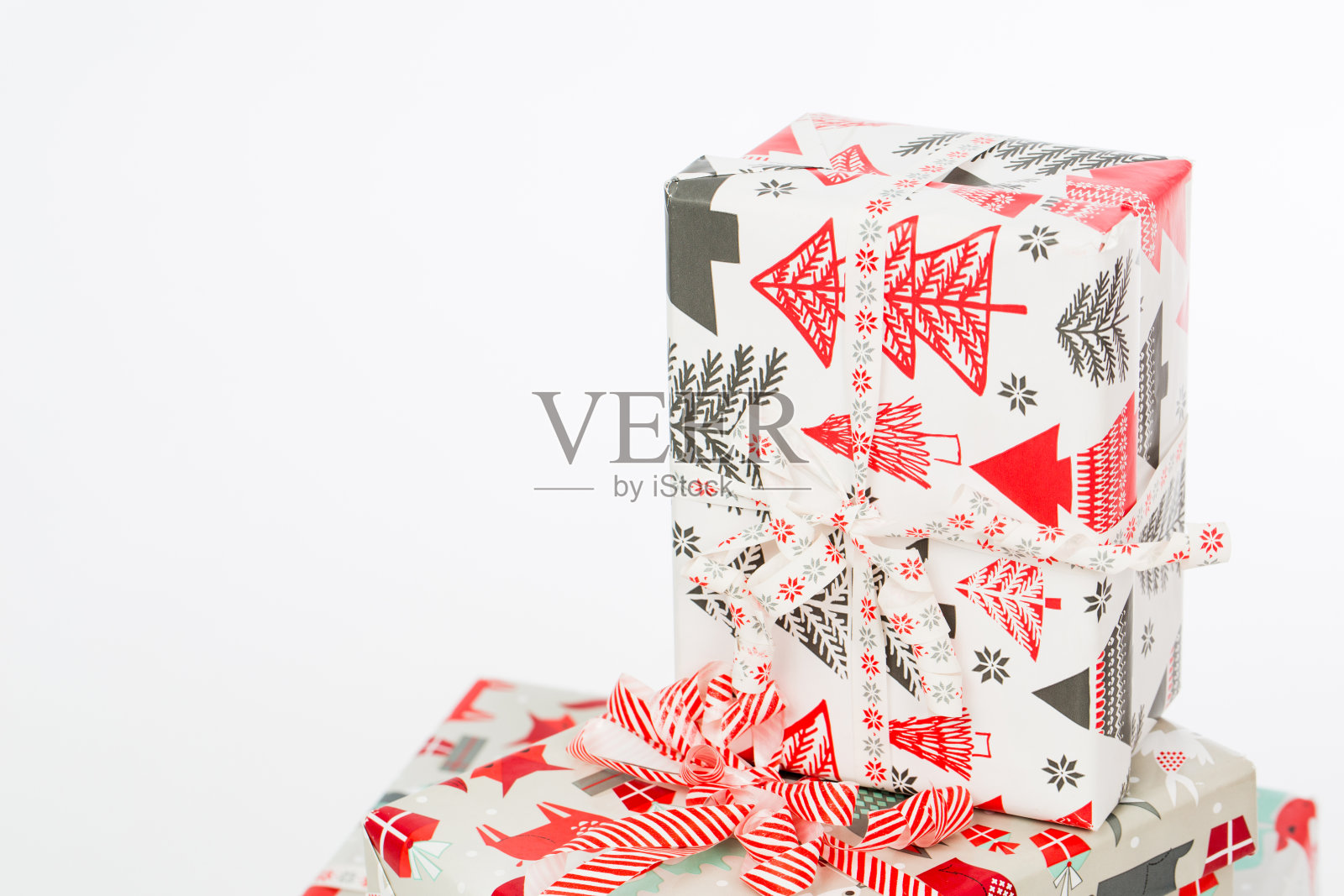 许多礼物包装在白色背景的盒子里照片摄影图片