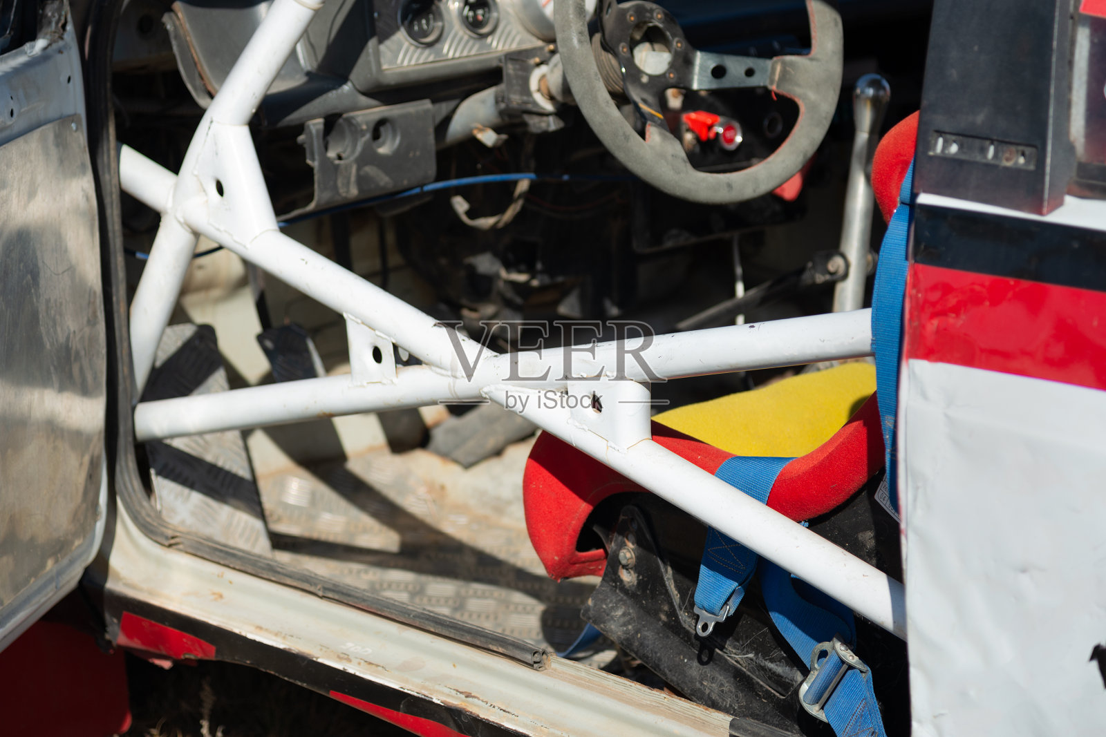 赛车的内饰，带有动力安全架，仪表盘，座椅照片摄影图片