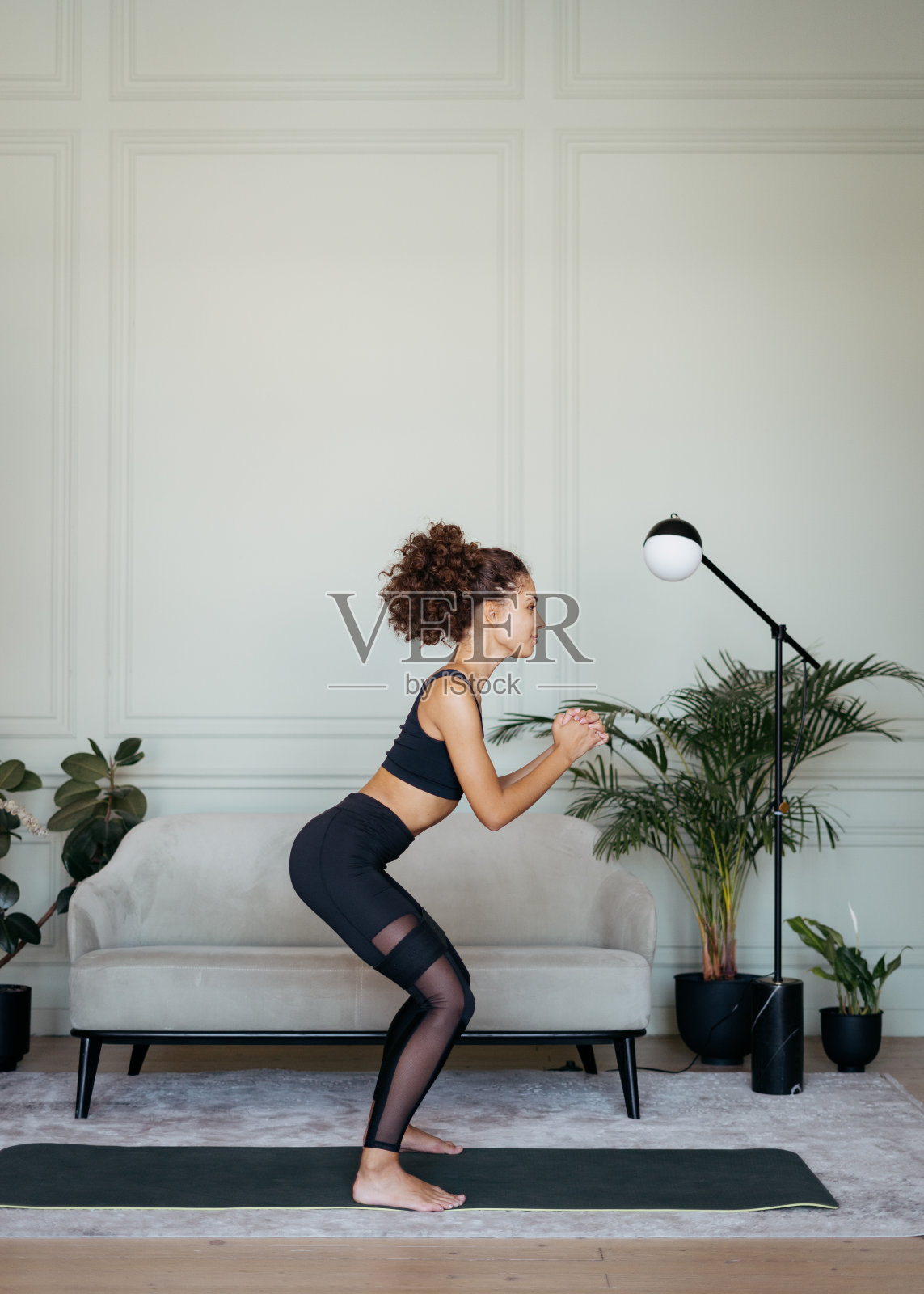 运动的非洲裔美国妇女在家训练照片摄影图片