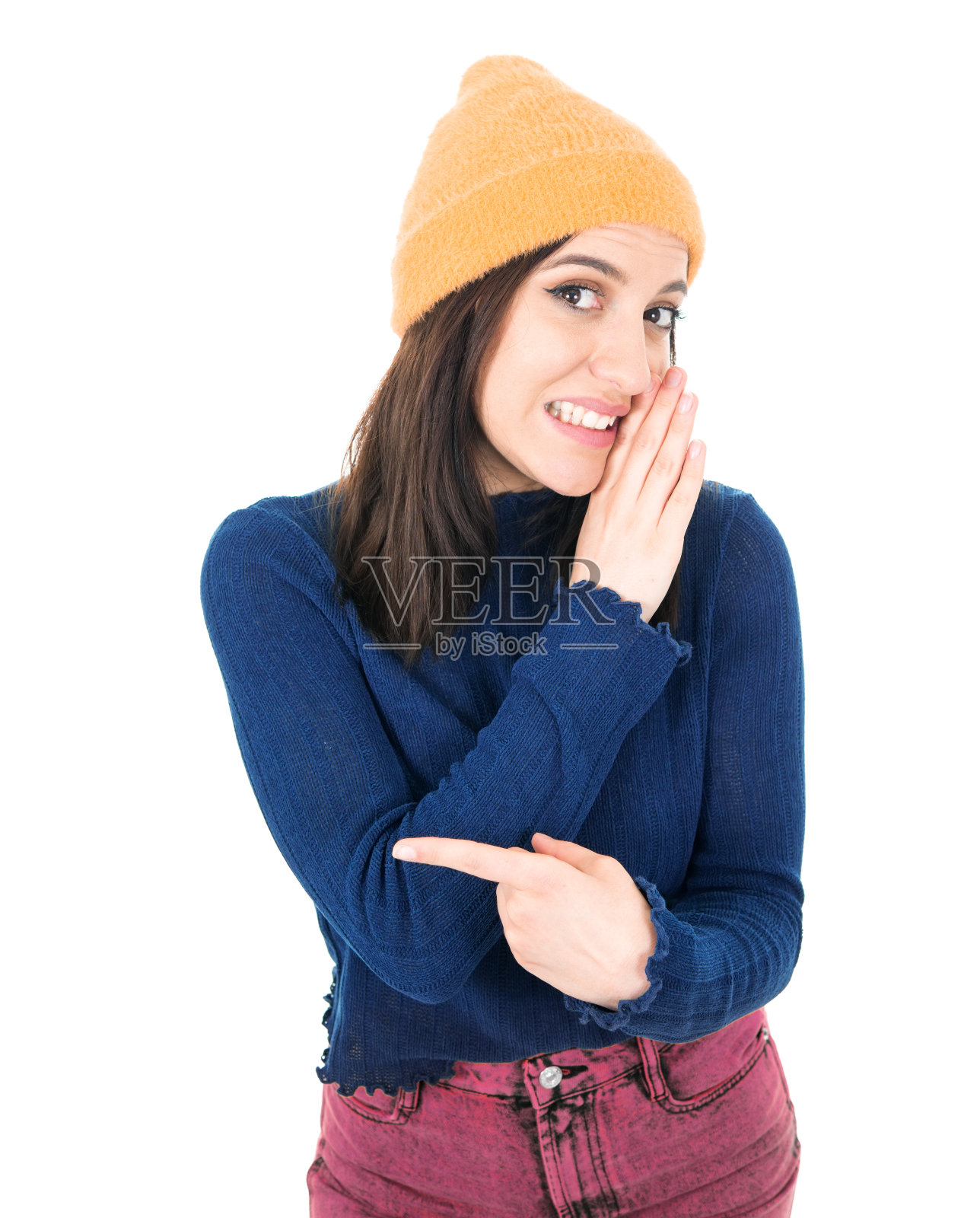 女人手牵着手近嘴诉说秘密，孤立在白色背景下，八卦概念照片摄影图片